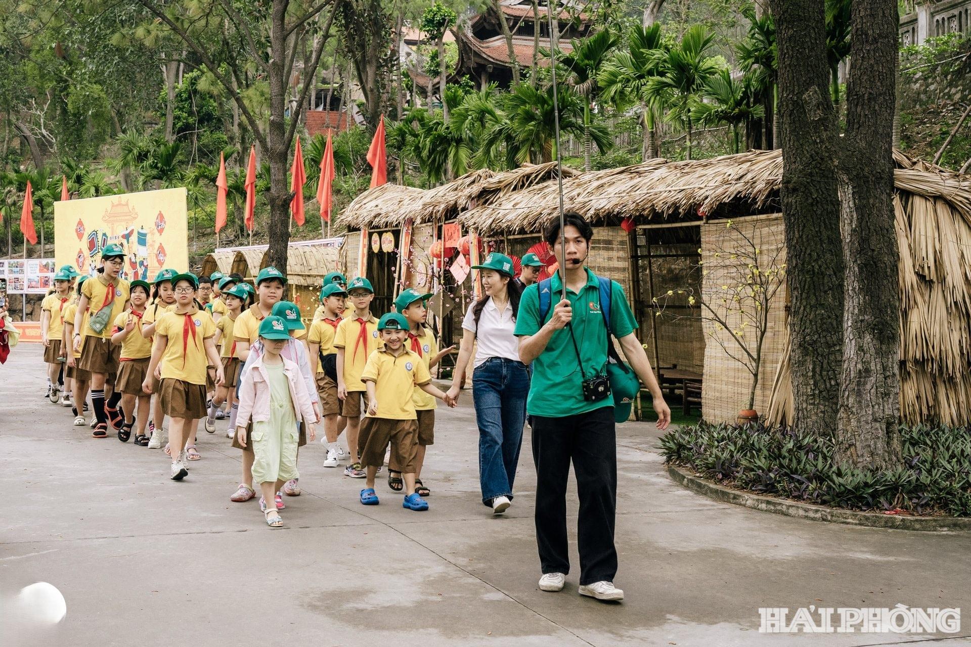 hoc-sinh-tham-quan-1.jpg