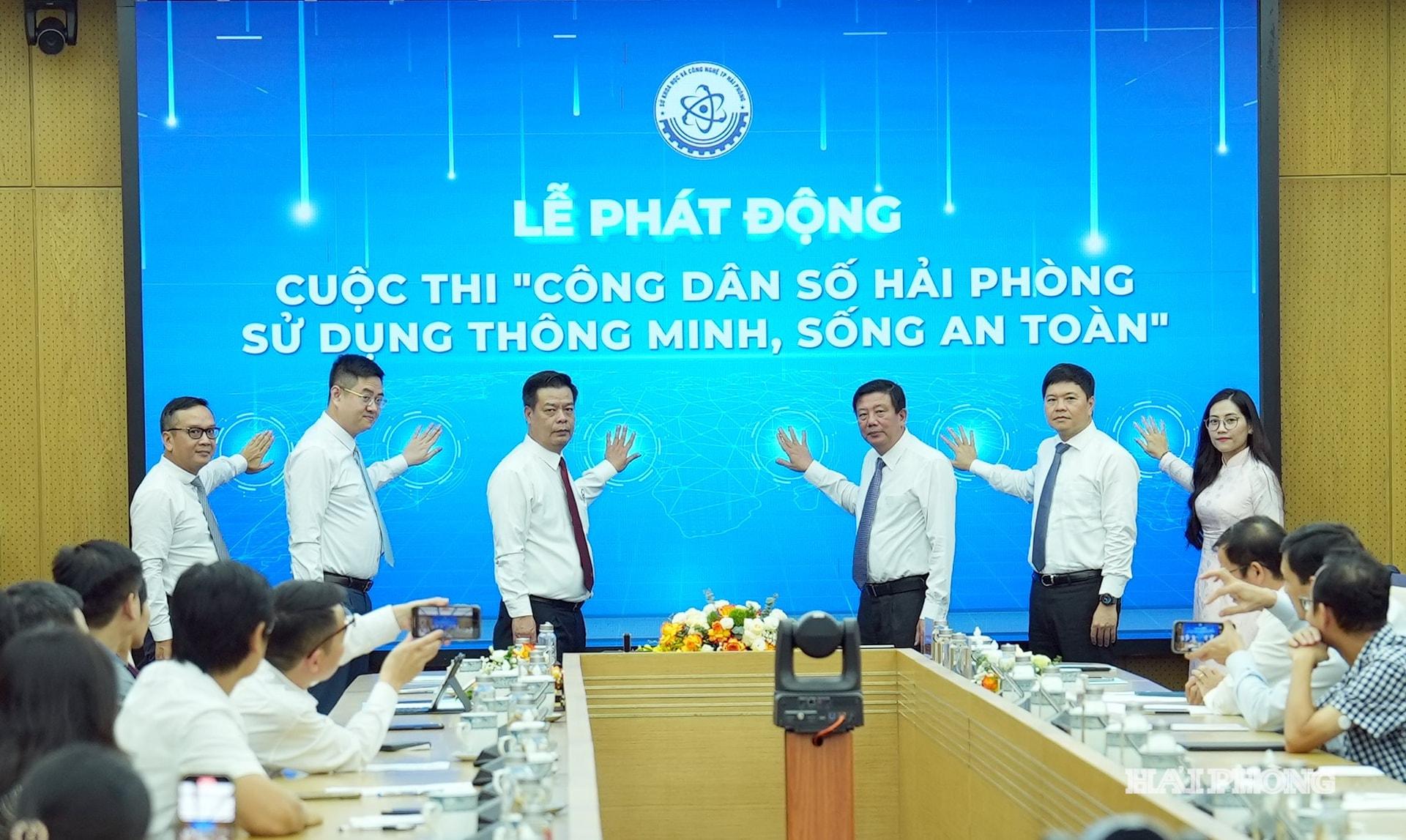 Các đại biểu nhấn nút phát động cuộc thi Công dân số Hải Phòng