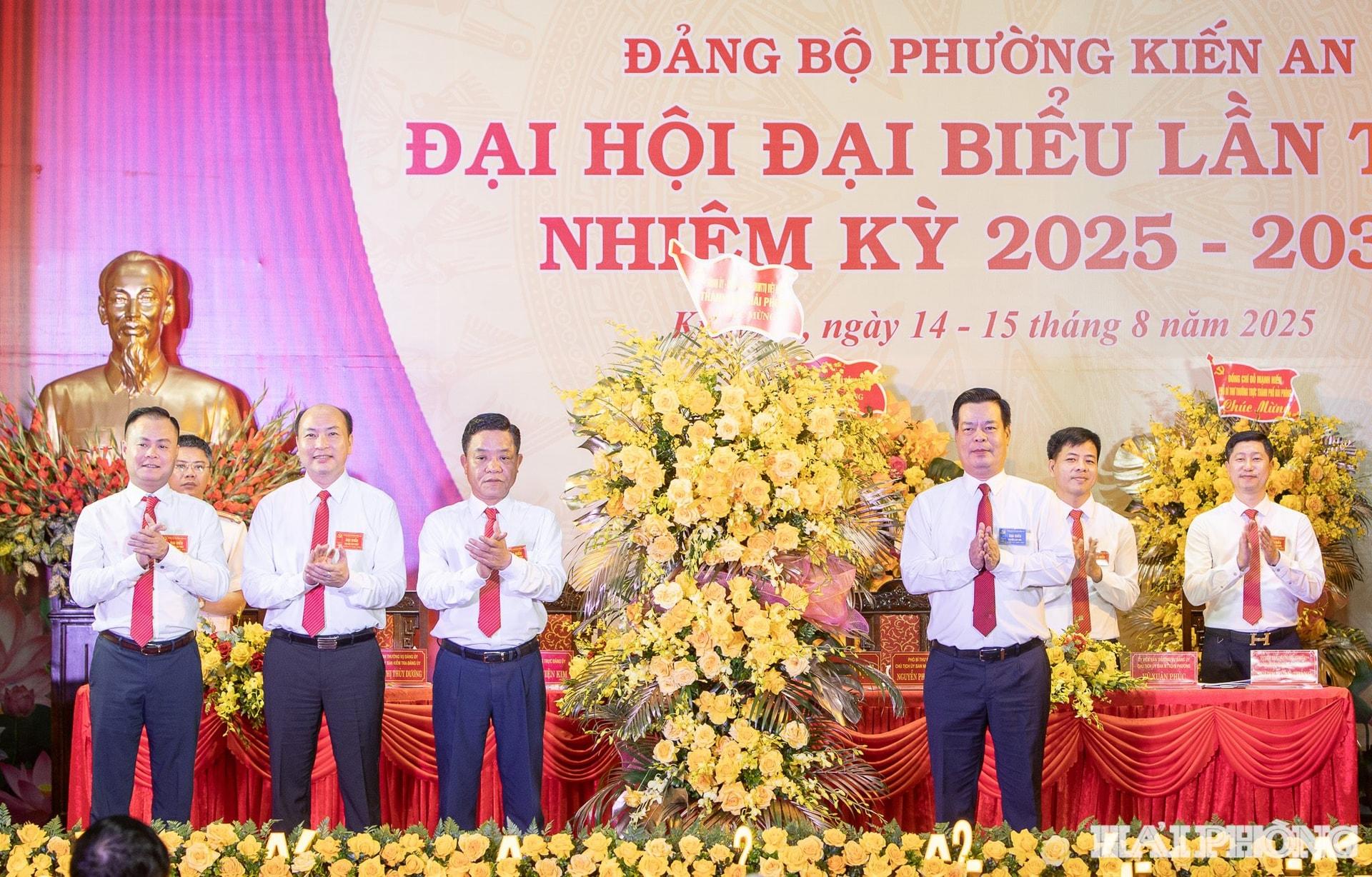 Đồng chí Phạm Văn Thép, Uỷ viên Ban Thường vụ Thành uỷ, Giám đốc Sở Khoa học và Công nghệ tặng hoa chúc mừng đại hội