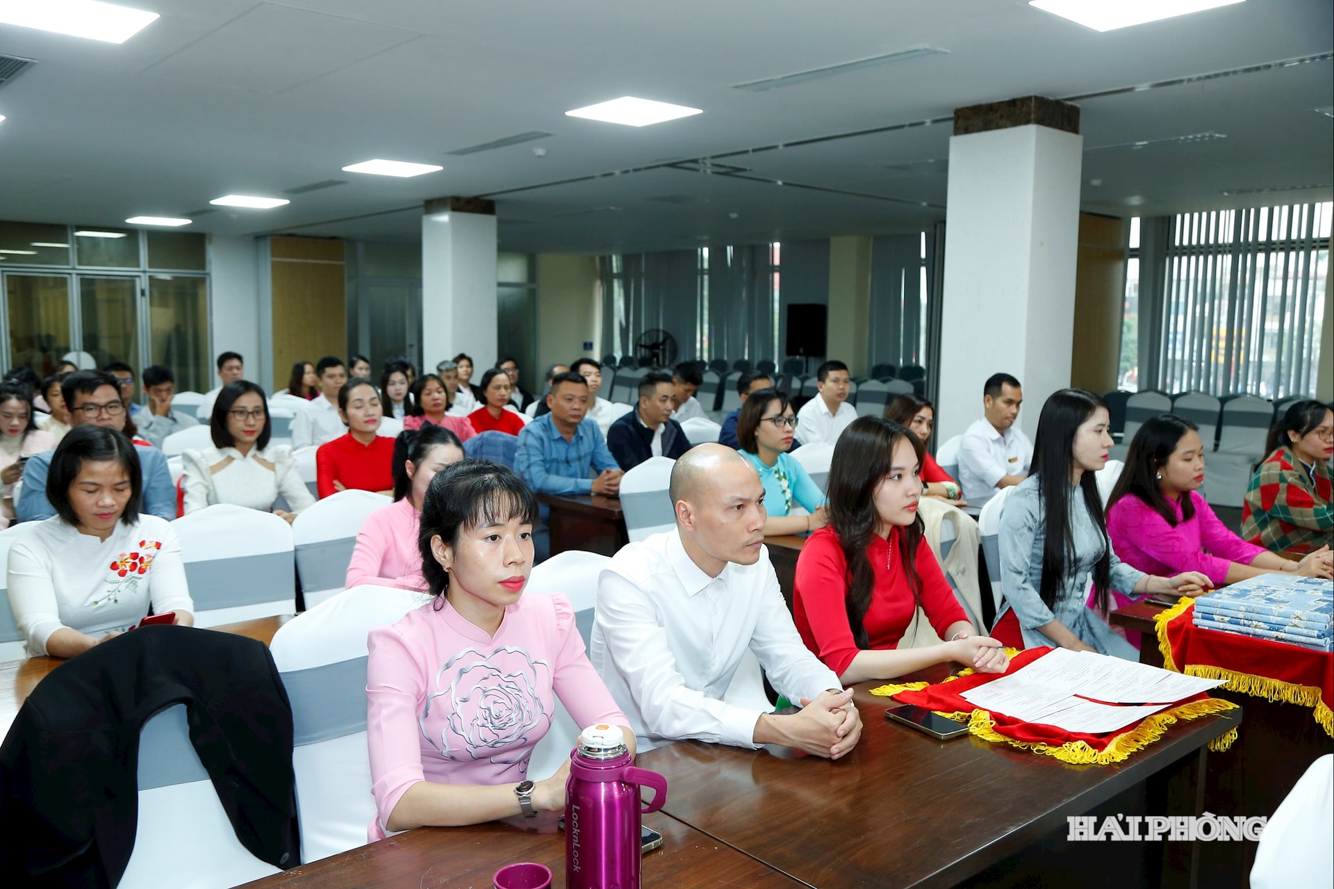 Các học viên lớp bồi dưỡng nhận thức về Đảng dự lễ bế giảng.