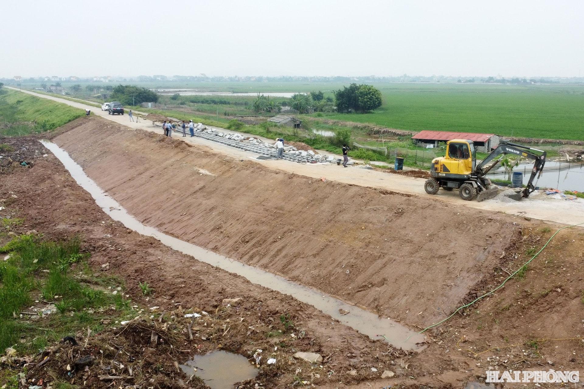 Ðể bảo vệ an toàn đê điều trong mùa mưa bão, cơ quan chức năng tiến hành sửa chữa, gia cố tại các điểm xung yếu. (Trong ảnh: Tuyến đê sông Văn Úc đoạn qua xã Nghi Dương được duy tu phục vụ công tác phòng, chống mưa, lũ).