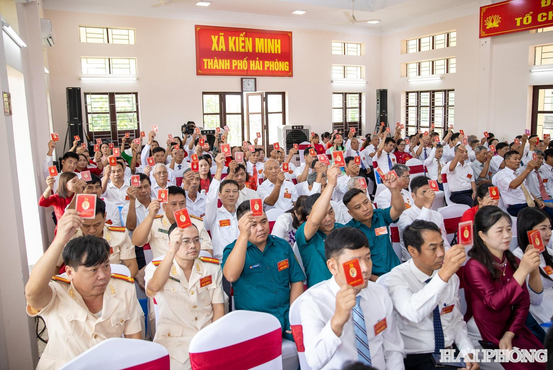 Các đại biểu biểu quyết thông các nghị quyết kỳ họp