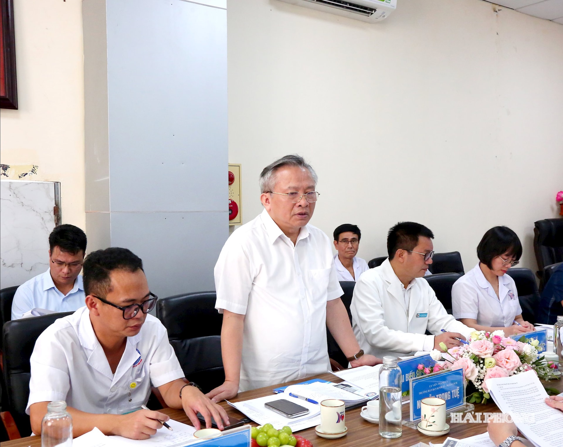 Đồng chí Trần Quốc Trinh, Phó giám đốc Sở Y tế báo cáo