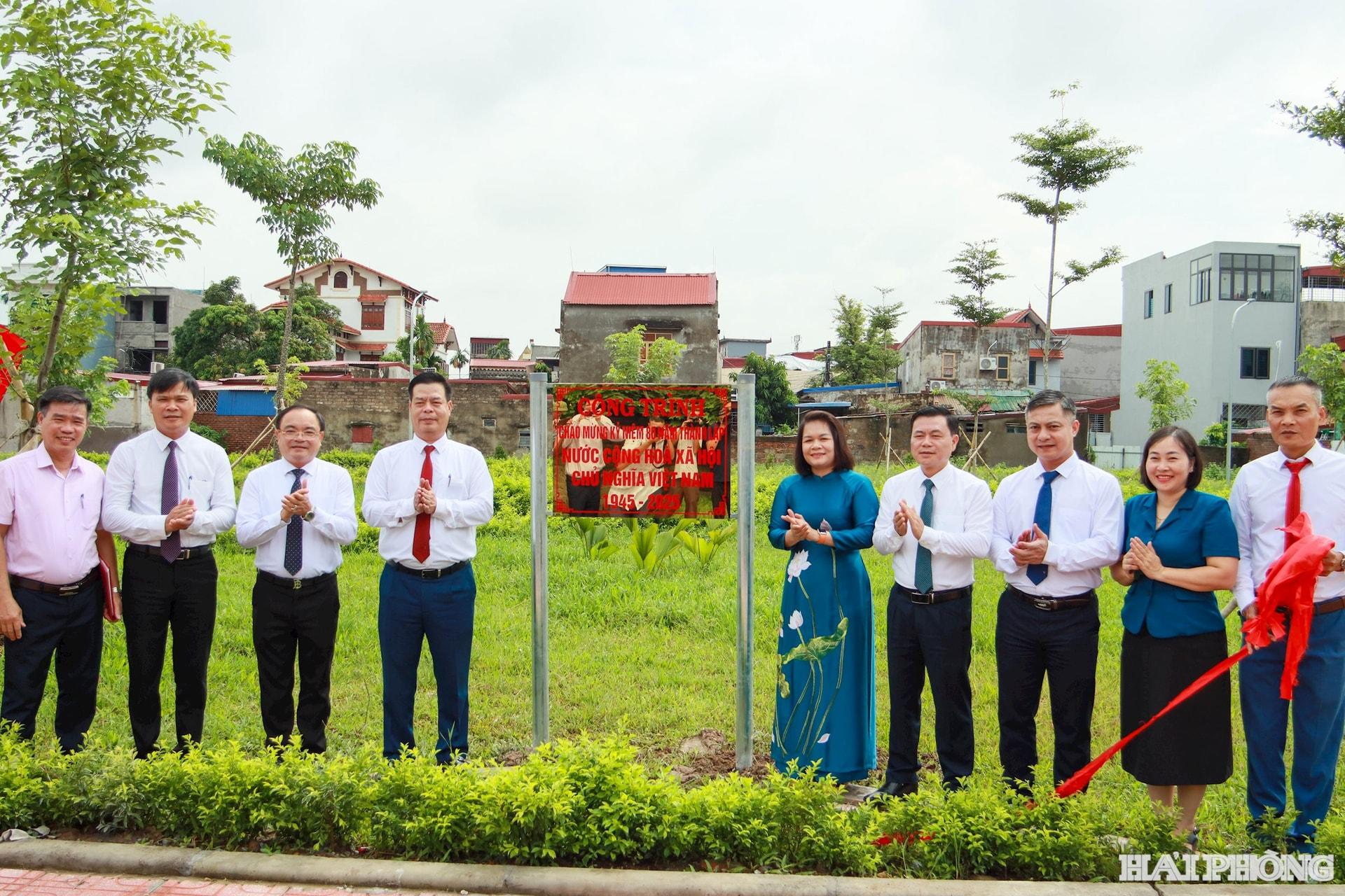 Các đại biểu thực hiện nghi thức gắn biển công trình Vườn hoa Phù Liễn