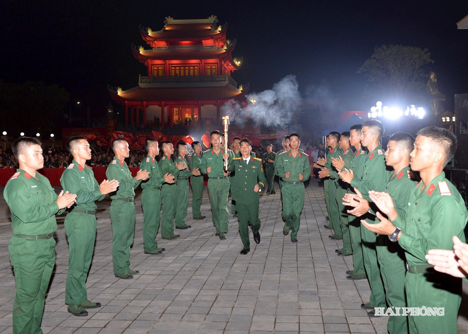 Các đoàn viên thanh niên lực lượng vũ trang Quân khu 3 rước ngọn lửa truyền thống từ Bảo tàng Quân khu 3 thắp sáng đài lửa dạ hội