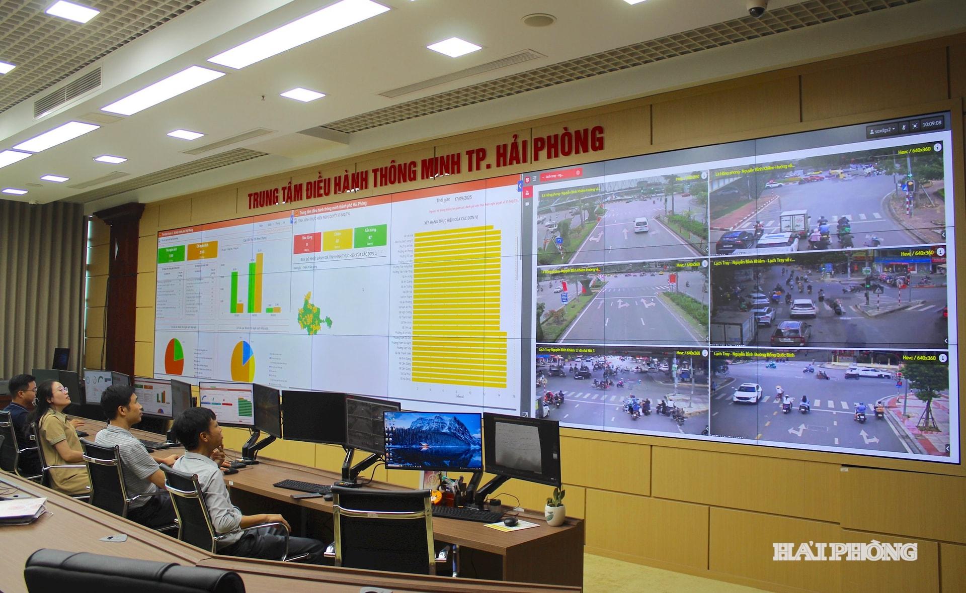 Trung tâm Giám sát, điều hành thông minh (IOC) tỉnh Hải Dương trước đây đã đi vào hoạt động và đang trở thành trái tim, bộ não số của thành phố. Trong ảnh: Màn hình hiển thị hình ảnh từ hệ thống camera giám sát giao thông tại khu vực phía tây thành phố.