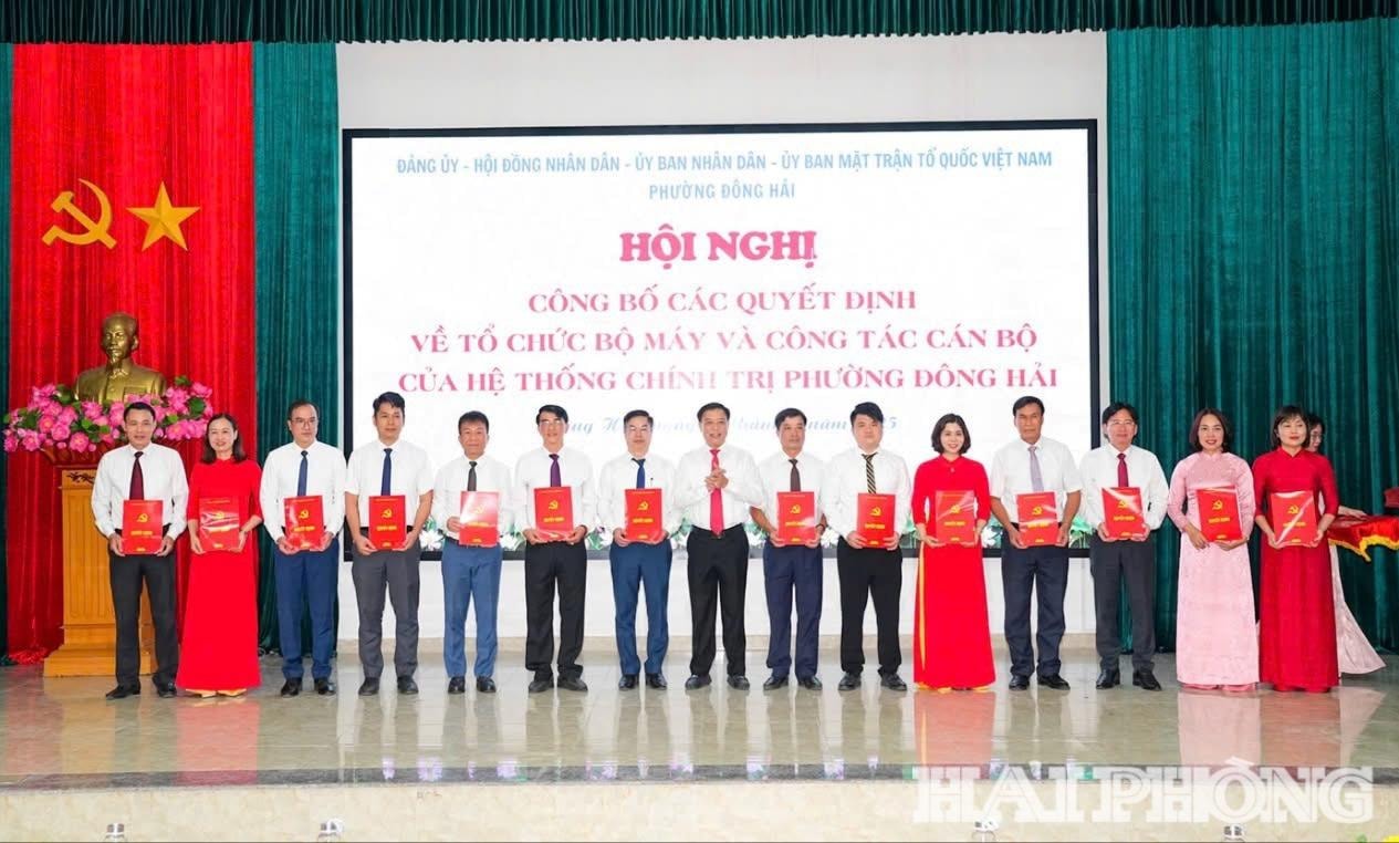 Lãnh đạo Đảng ủy trao các quyết định về tổ chức bộ máy và công tác cán bộ