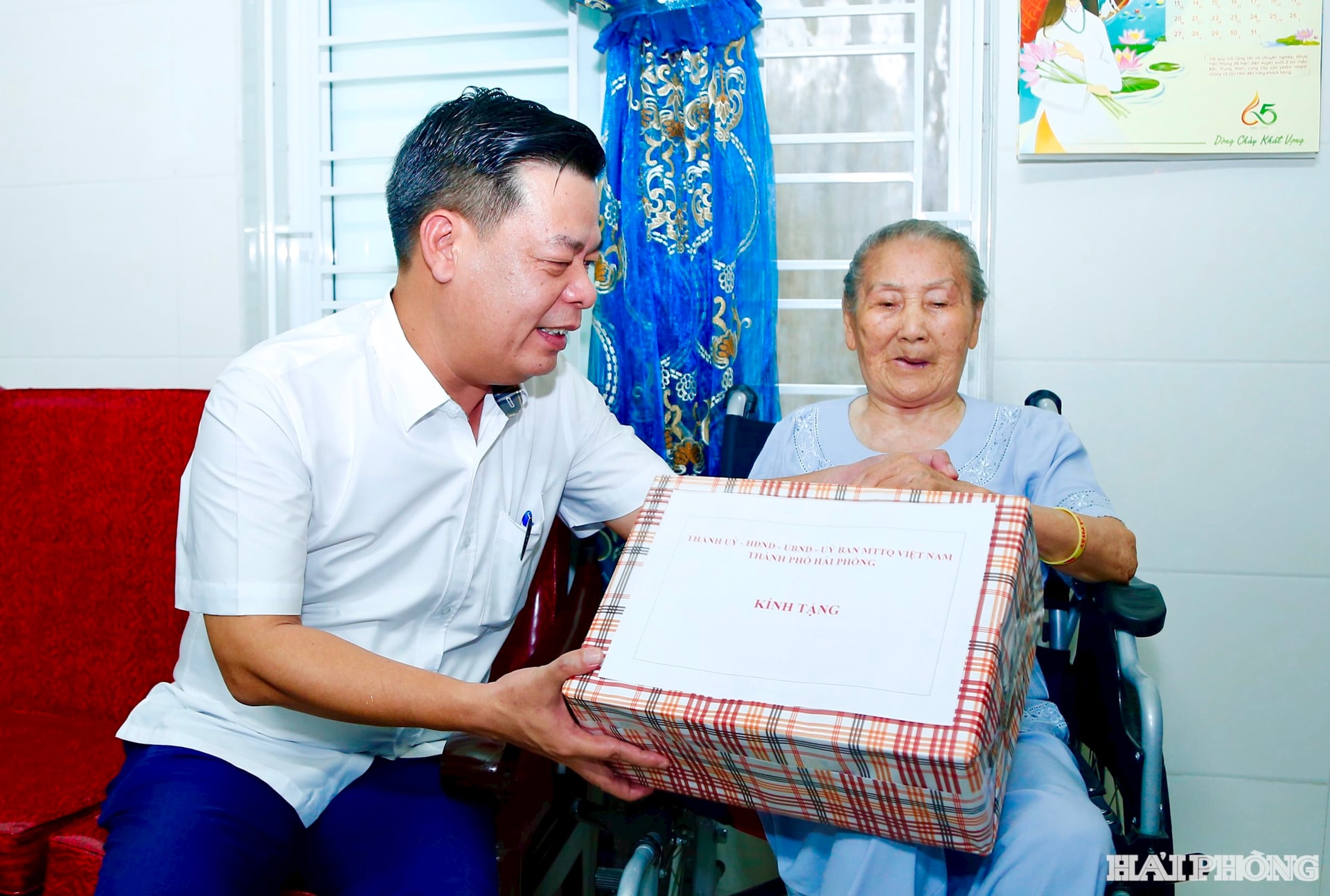 Đồng chí Phạm Văn Thép, Uỷ viên ban Thường vụ Thành ủy, Giám đốc Sở Khoa học và Công nghệ trao quà tặng đồng chí Ngô Thị Tạo (lão thành Cách mạng) ở 14/3/278 Đà Nẵng, phường Ngô Quyền.