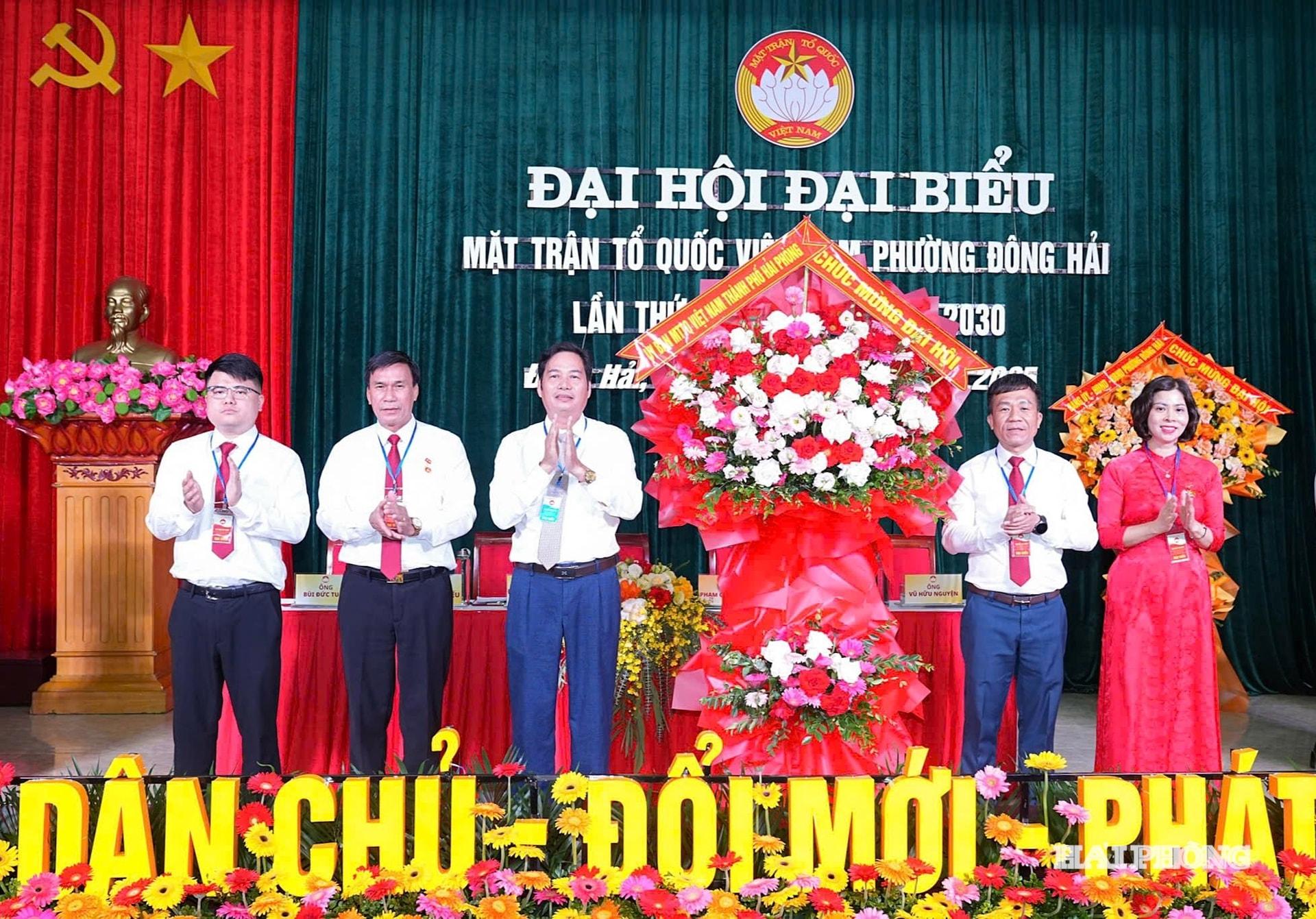 Đại diện lãnh đạo MTTQ Việt Nam thành phố tặng hoa chúc mừng Đại hội phường Đông Hải lần thứ I nhiệm kỳ 2025-2030