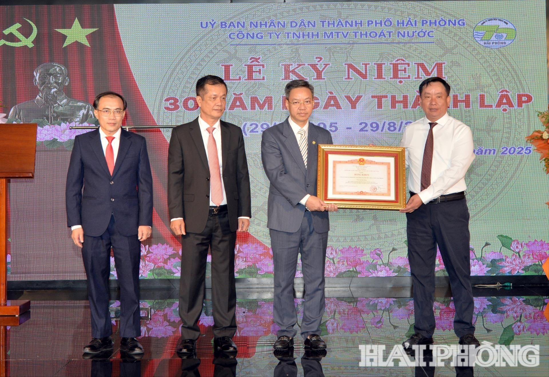 Đồng chí Trần Văn Quân, Phó chủ tịch UBND thành phố trao Bằng khen của Chính phủ tặng cán bộ, công nhân viên, người lao động Công ty TNHH MTC thoát nước Hải Phòng.