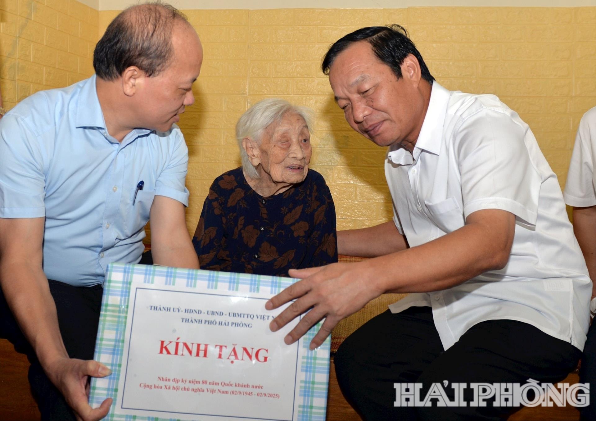 Đồng chí Lê Văn Hiệu, Phó bí thư Thành ủy, Chủ tịch Hội đồng nhân dân thành phố tặng quà Mẹ Việt Nam anh hùng Trần Thị Chuốt tại xã An Quang.