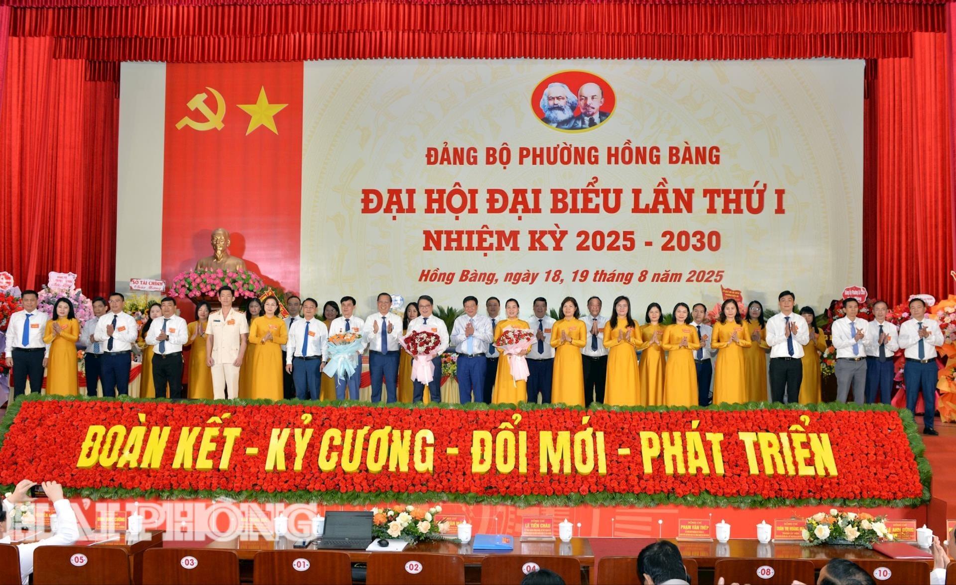 Đồng chí Phan Văn Mãi, Ủy viên Trung ương Đảng, Chủ nhiệm ủy ban kinh tế và tài chính Quốc hội và đồng chí Nguyễn Quang Phúc, Trưởng Ban Tuyên giáo và dân vận Thành ủy tặng hoa chúc mừng Ban chấp hành Đảng bộ phường Hồng Bảng nhiệm kỳ 2025 - 2030