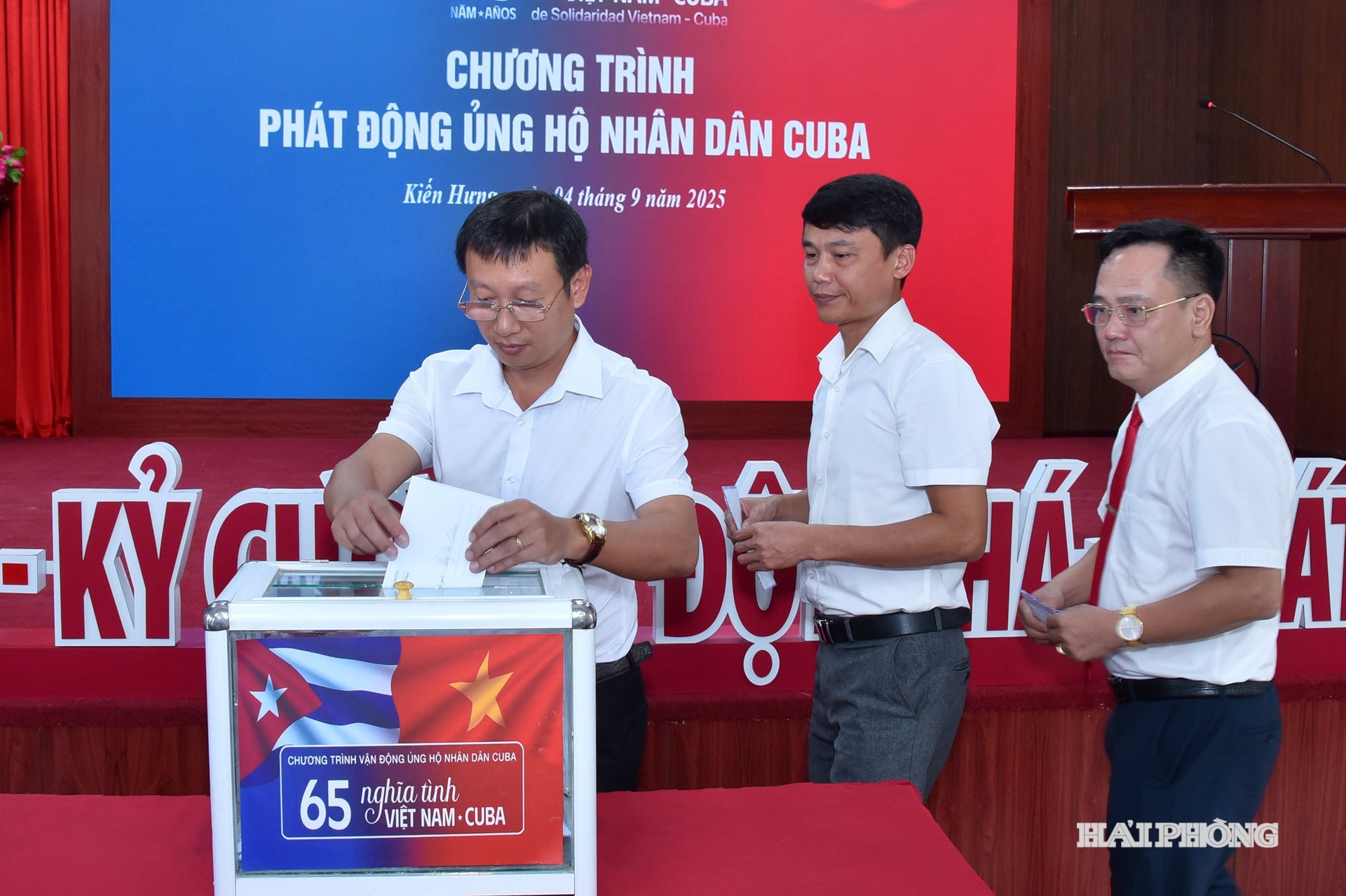 Cán bộ, công chức xã Kiến Hưng ủng hộ người dân Cuba.