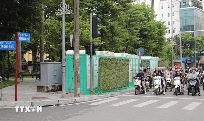 Khu nhà vệ sinh công cộng miễn phí tại ngã tư Trần Quang Khải – Tràng Tiền. (Ảnh: Thành Phương/TTXVN) ttxvn-nvs-2.jpg