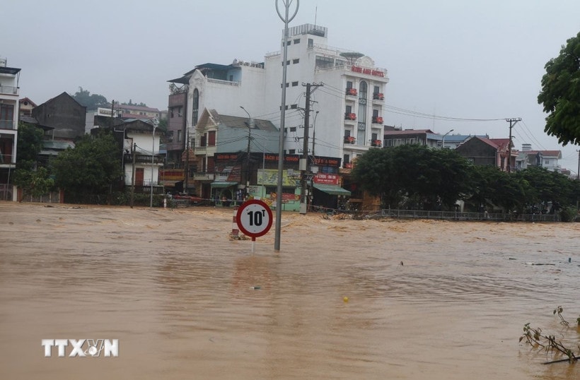 Nước sông Hiến đang lên rất nhanh, có thể gây ngập lụt ở các vùng trũng. (Ảnh: Chu Hiệu/TTXVN)