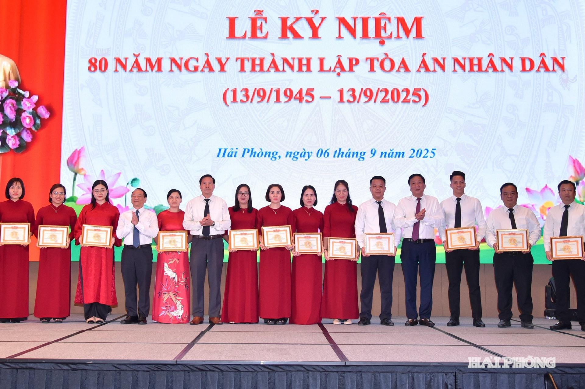 Lãnh đạo TAND thành phố Hải Phòng trao giấy khen tặng các cá nhân có thành tích xuất sắc.