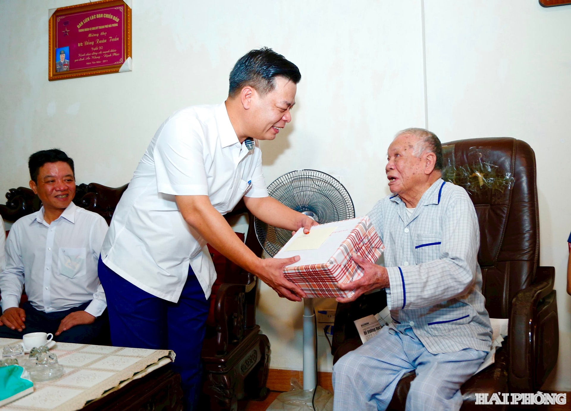 Đồng chí Phạm Văn Thép, ủy viên ban Thường vụ Thành ủy, Giám đốc Sở Khoa học và Công nghệ thăm và tặng quà đồng chí Đồng Xuân Tuấn (lão thành Cách Mạng) ở Toor dân phố Đồng Hoà 10, phường Kiến An.