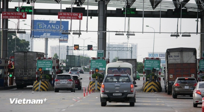Phương tiện lưu thông qua một trạm thu phí điện tử không dừng. (Ảnh: Việt Hùng/Vietnam+)