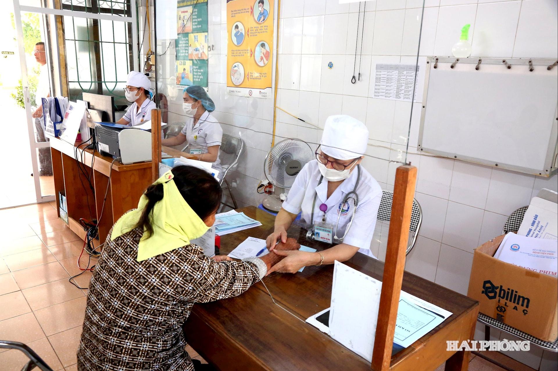 Người dân tới khám chữa tại Bệnh viện Phổi Hải Phòng. Ảnh Đỗ Hiền