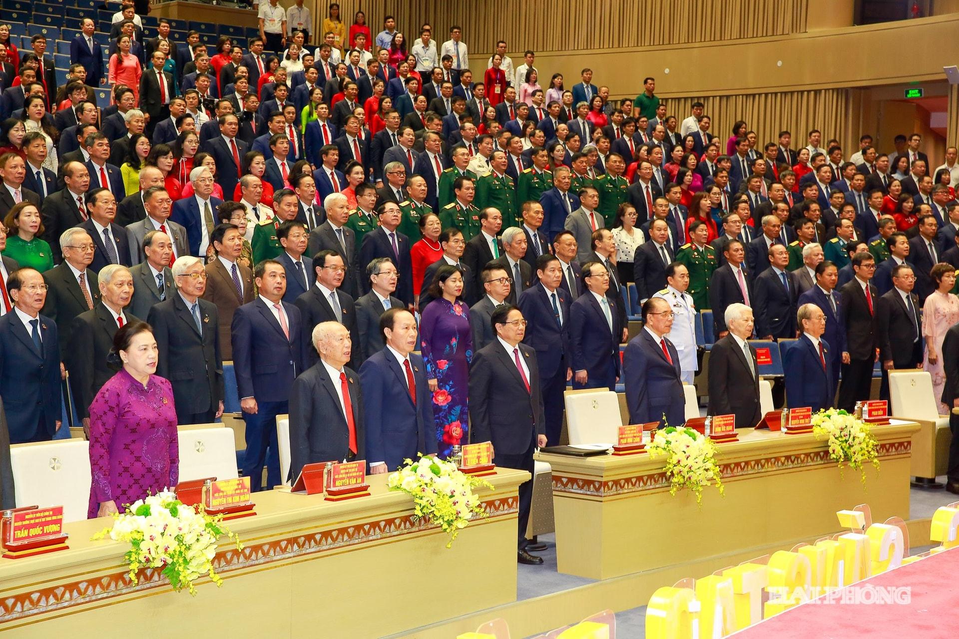 Đại biểu thực hiện nghi lễ chào cờ, thể hiện tinh thần thiêng liêng, trang trọng