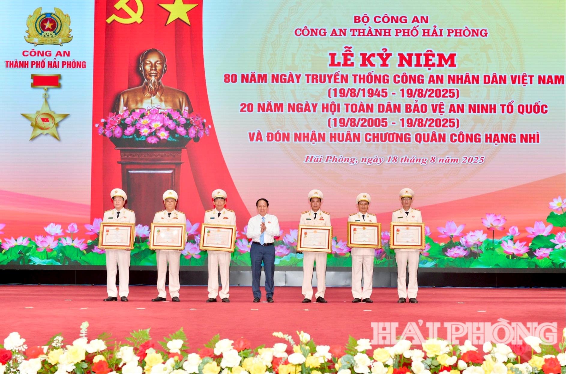 Đồng chí Lê Tiến Châu, Uỷ viên Trung ương Đảng, Bí thư Thành uỷ, Trưởng đoàn Đại biểu Quốc hội thành phố trao Huân chương chiến công tặng các tập thể, cá nhân tại Lễ kỷ niệm.