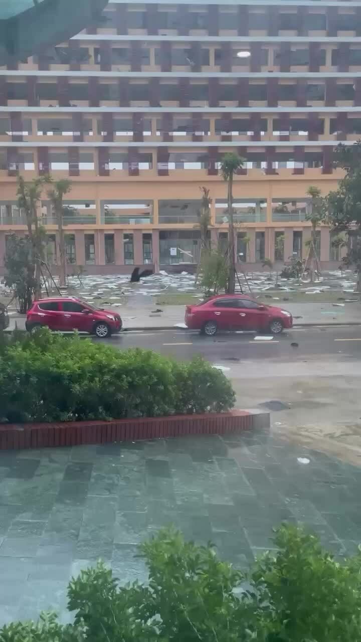 Điện mất, bờ kè sạt lở do bão Kajiki