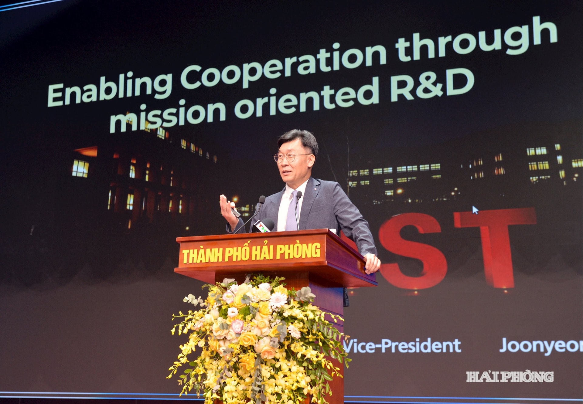 Ông Chang Joonyeon, Phó chủ tịch Viện Khoa học và Công nghệ Hàn Quốc phát biểu tại lễ khai mạc