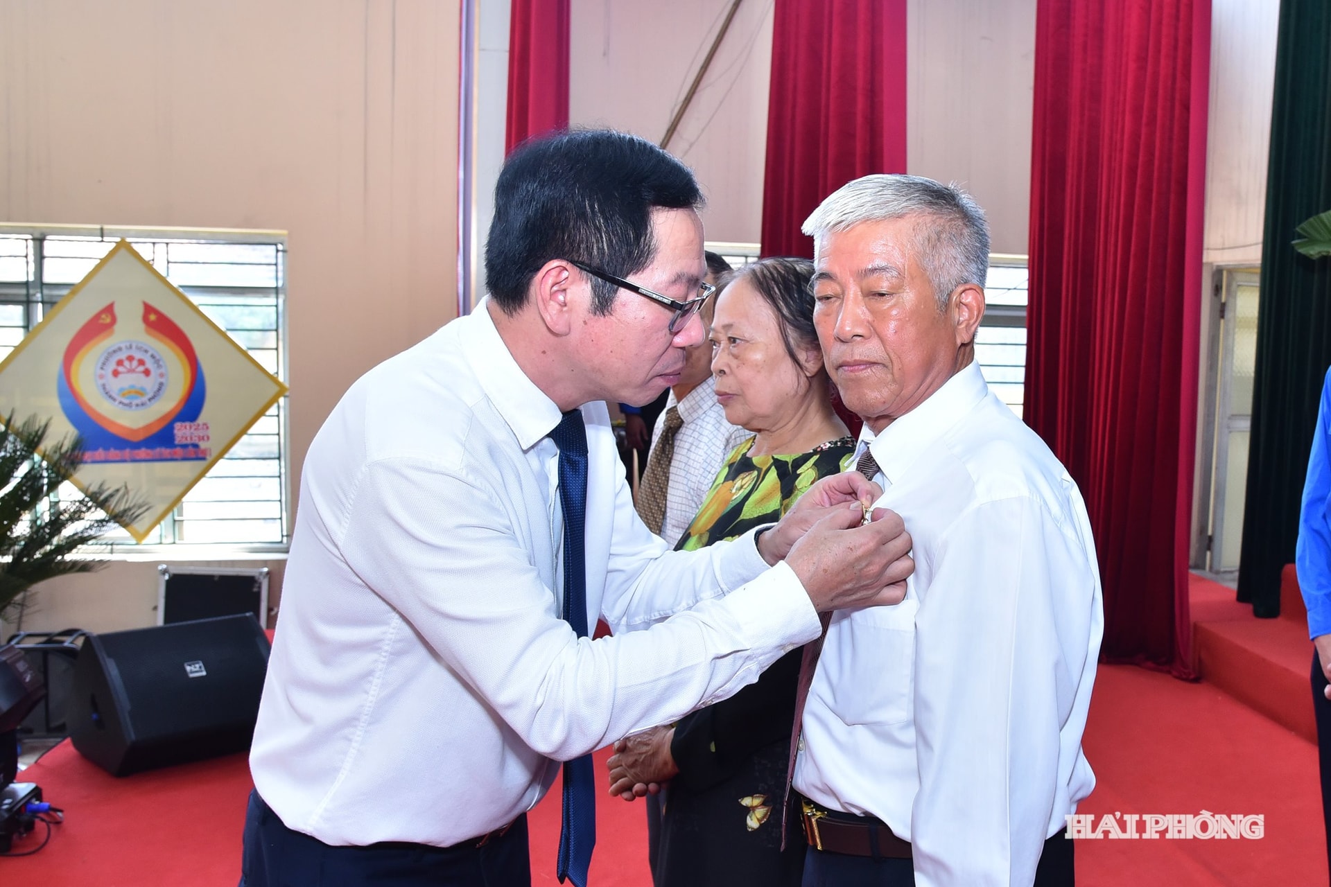 Đồng chí Vũ Tiến Phụng, Uỷ viên Ban Thường vụ Thành uỷ, Giám đốc Sở Nội vụ trao Huy hiệu Đảng đợt 2-9 tặng các đảng viên trên địa bàn phường Lê Ích Mộc. Ảnh: Trung Kiên