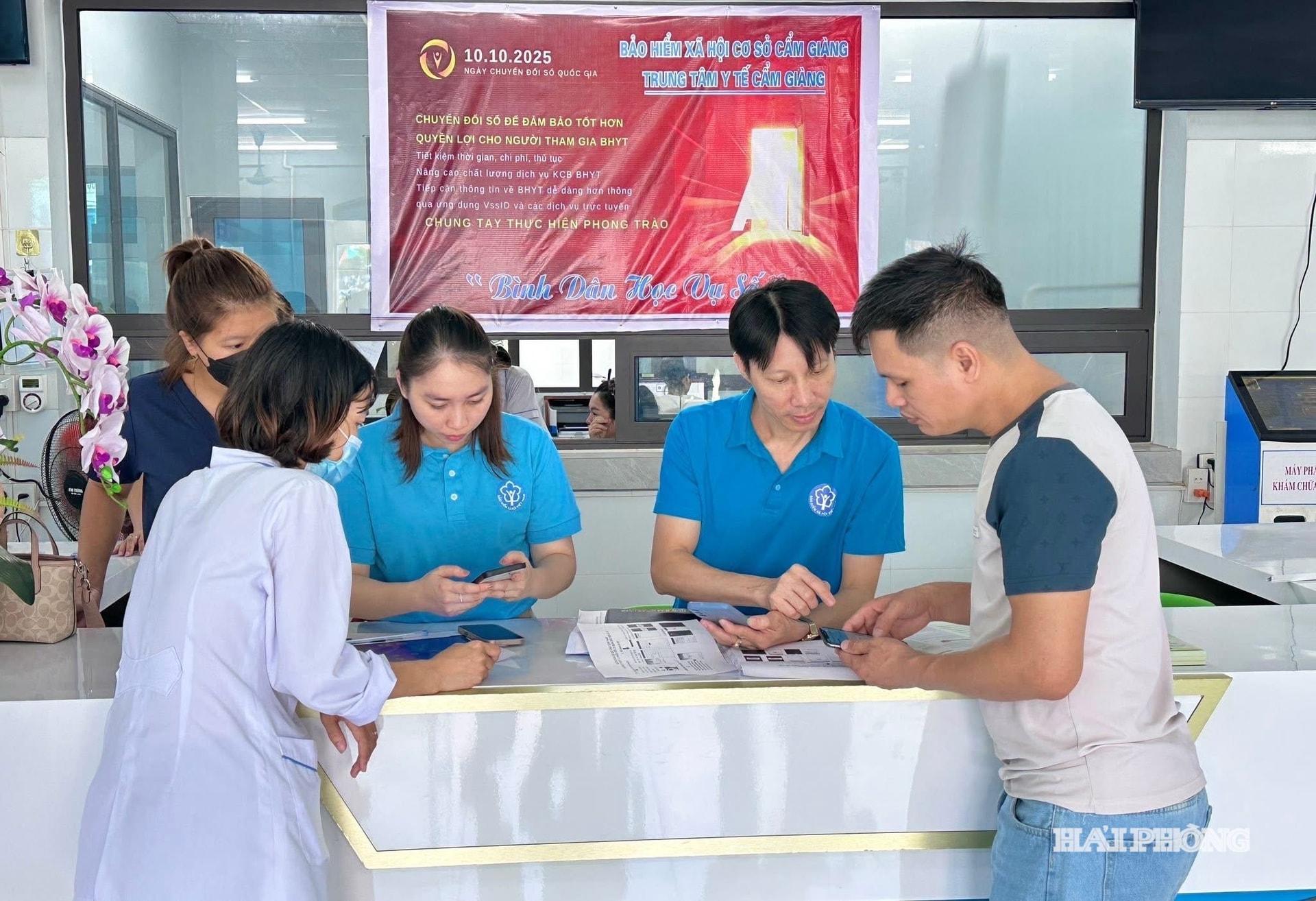 Bảo hiểm xã hội cơ sở Bình Giang tuyên truyền, hướng dẫn người dân sử dụng thẻ bảo hiểm y tế trên ứng dụng VssID, VneID khi đi khám, chữa bệnh bảo hiểm y tế