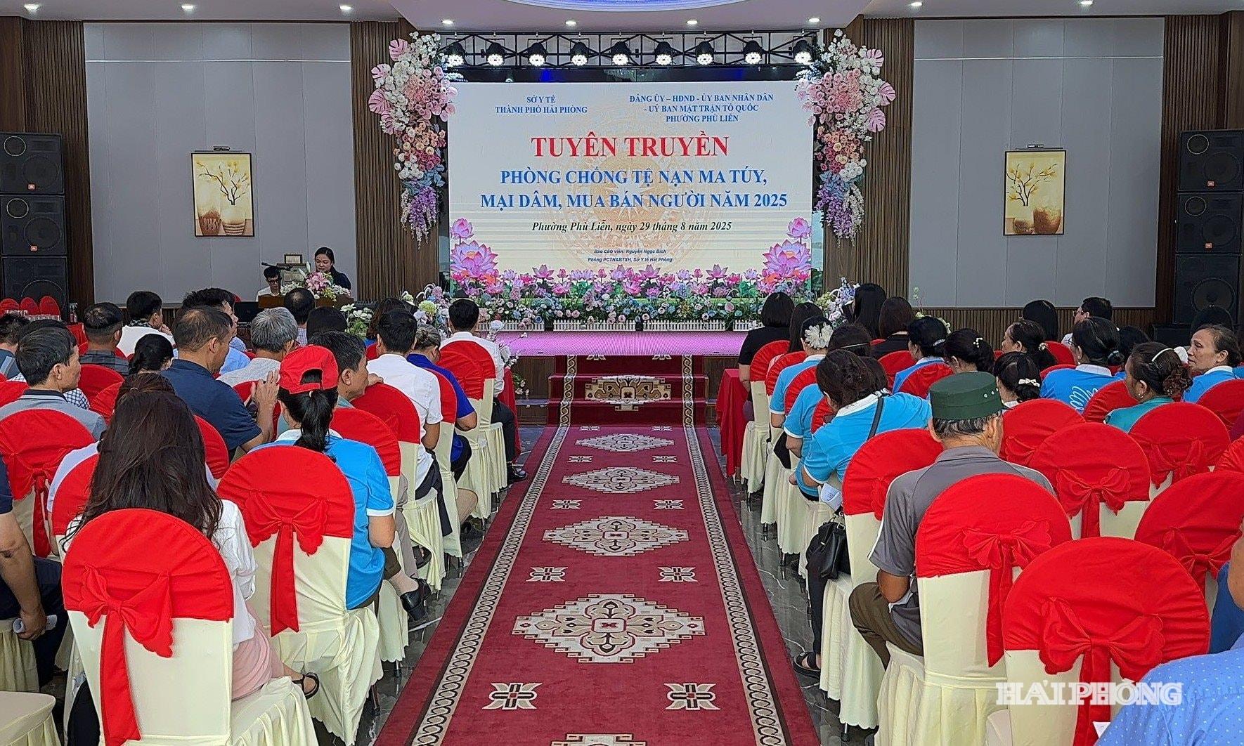 MTTQ Việt Nam phường phối hợp với Sở Y tế thành phố tuyên truyền, phổ biến pháp luật về phòng, chống ma túy, phòng, chống mại dâm, mua bán người