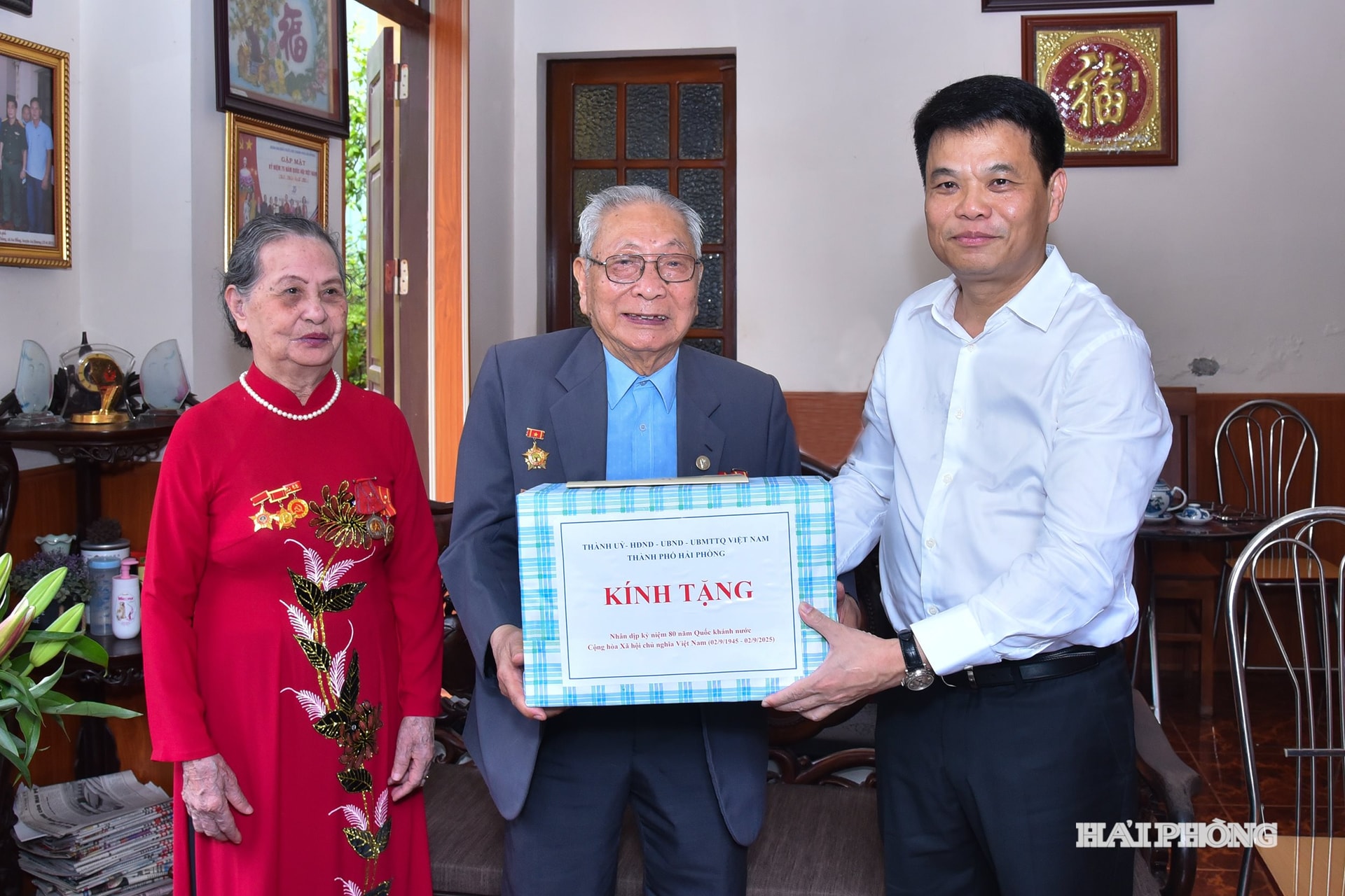 Đồng chí Lê Ngọc Châu, Chủ tịch UBND thành phố thăm, tặng quà ông Nguyễn Như Tiến ở TDP Đại lộ Tôn Đức Thắng, phường An Hải. Ảnh: Trung Kiên