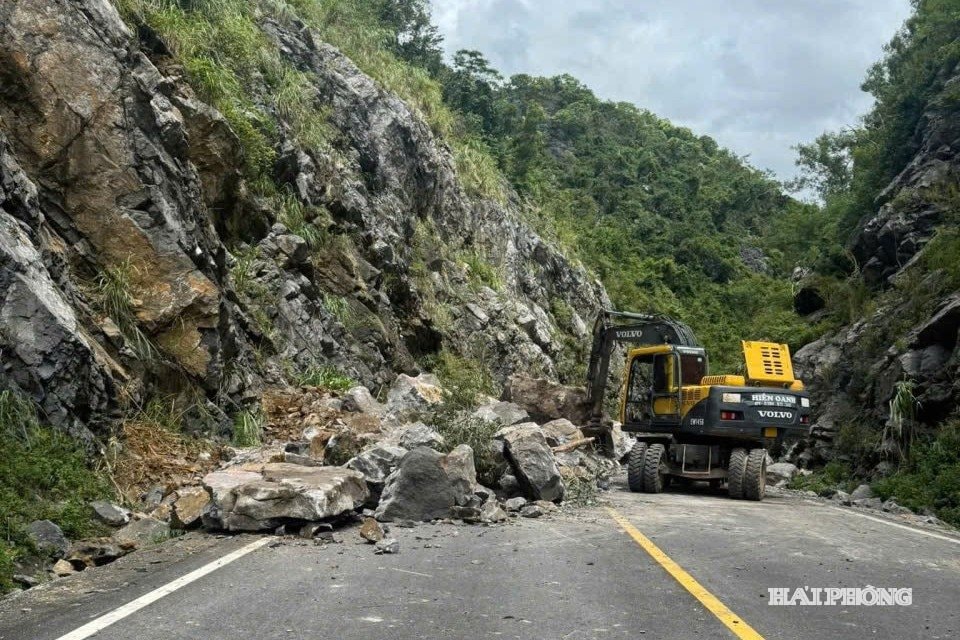 Lực lượng chức năng khẩn trương triển khai khắc phục sự cố sạt lở, đá rơi trên tuyến đường Gia Luận - Cái Bèo