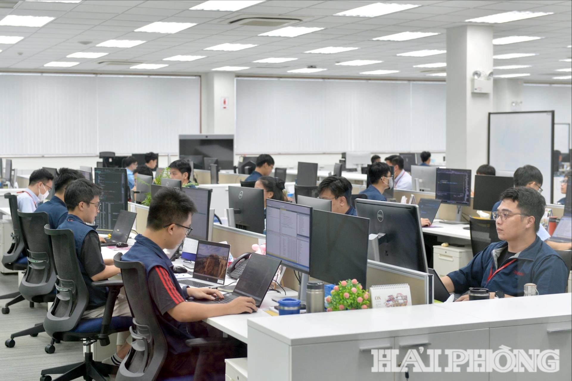 Đội ngũ kỹ sư công nghệ cao của Công ty TNHH Rorze Robotech trong giờ làm việc