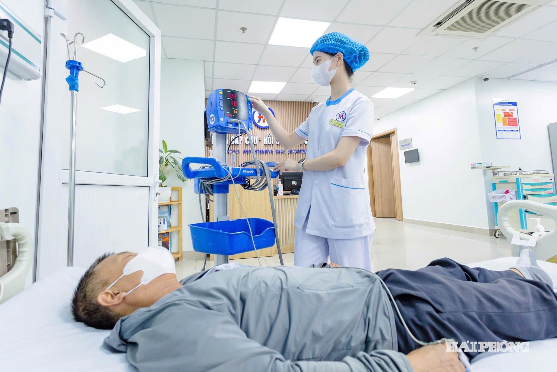 Các y, bác sĩ Bệnh viện đa khoa quốc tế Hải Phòng điều trị, chăm sóc người bệnh
