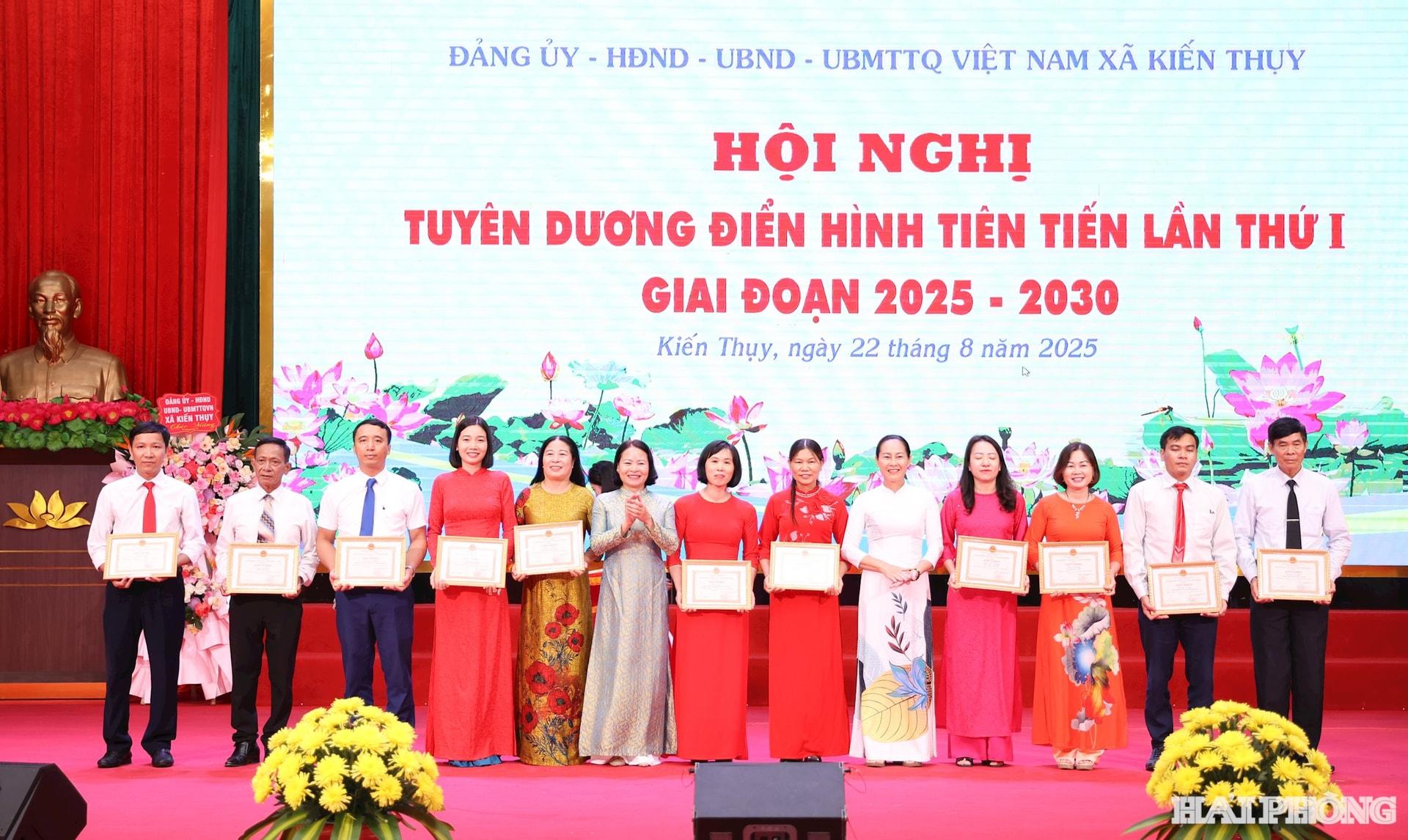 Khen thưởng các cá nhân có thành tích xuất sắc