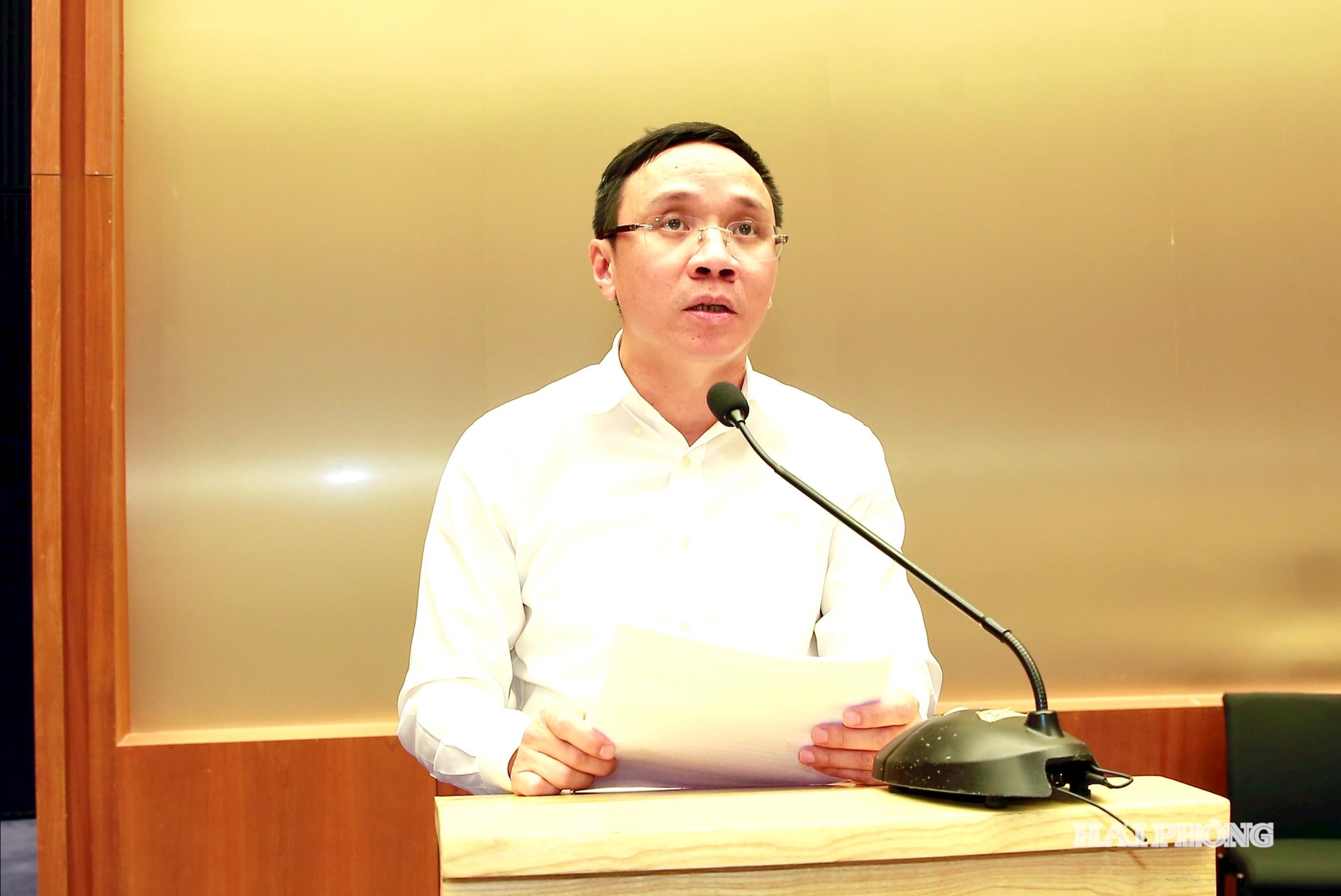 Đồng chí Đào Trọng Đức, Uỷ viên Ban Thường vụ Thành uỷ, Chánh Văn phòng Thành uỷ baod cáo.