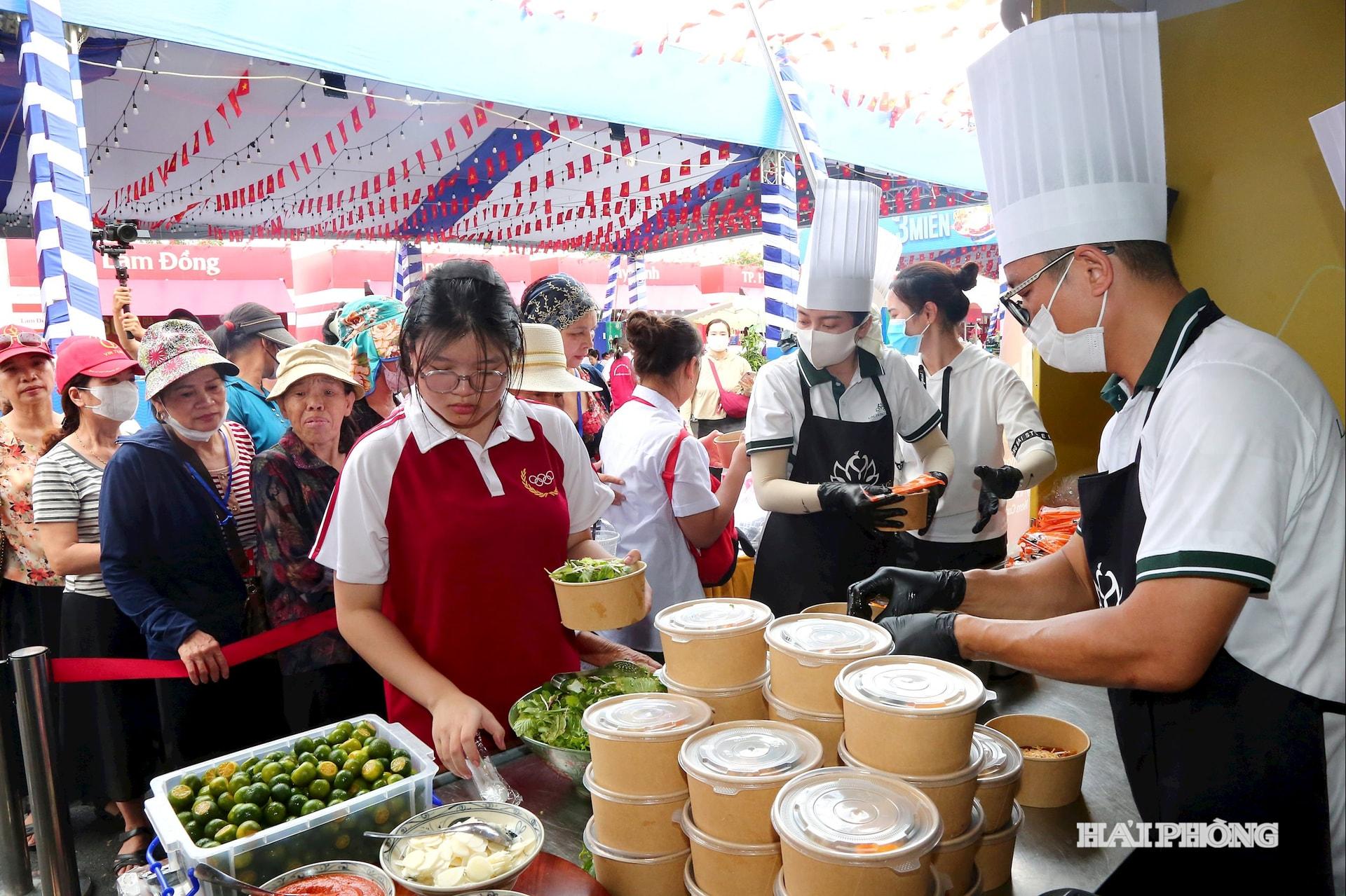 Đông đảo người dân tới thưởng thức các món ăn của Hải Phòng tại Triển lãm 80 năm thành tựu của đất nước