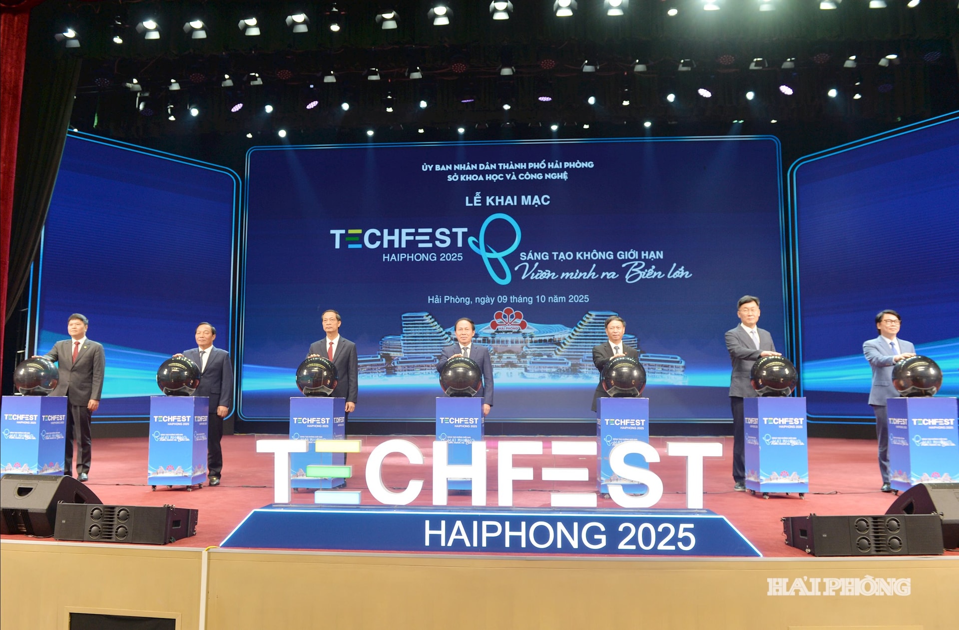 Đồng chí Lê Tiến Châu, Ủy viên Trung ương Đảng, Bí thư Thành ủy, Trưởng đoàn đại biểu Quốc hội thành phố Hải Phòng và các đại biểu nhấn nút khai mạc TECHFEST Hải Phòng năm 2025