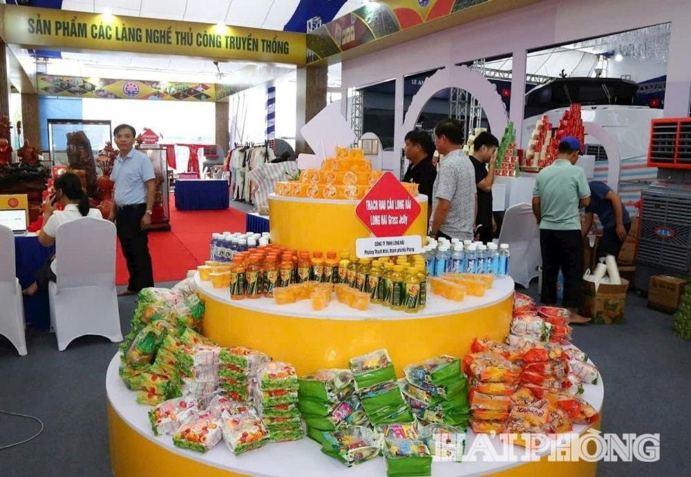 Khánh tham quan các sản phẩm tiêu biểu của thành phố Hải Phòng tại Triển lãm thành tựu Đất nước nhân dịp kỷ niệm 80 năm Ngày Quốc khánh 2/9