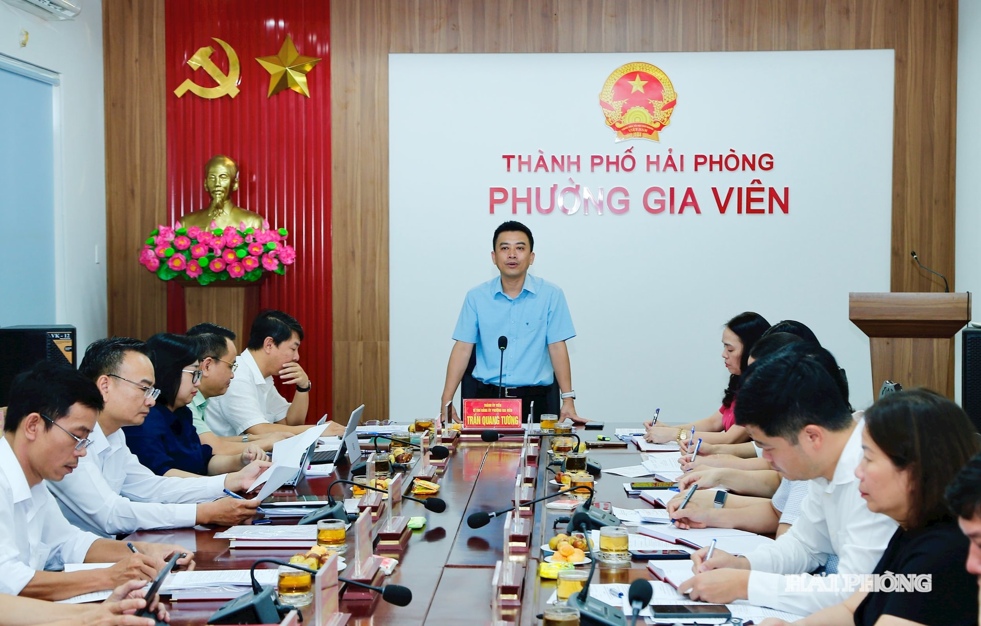 Đồng chí Trần Quang Tường, Bí thư Đảng ủy phường Gia Viên chủ trì hội nghị.