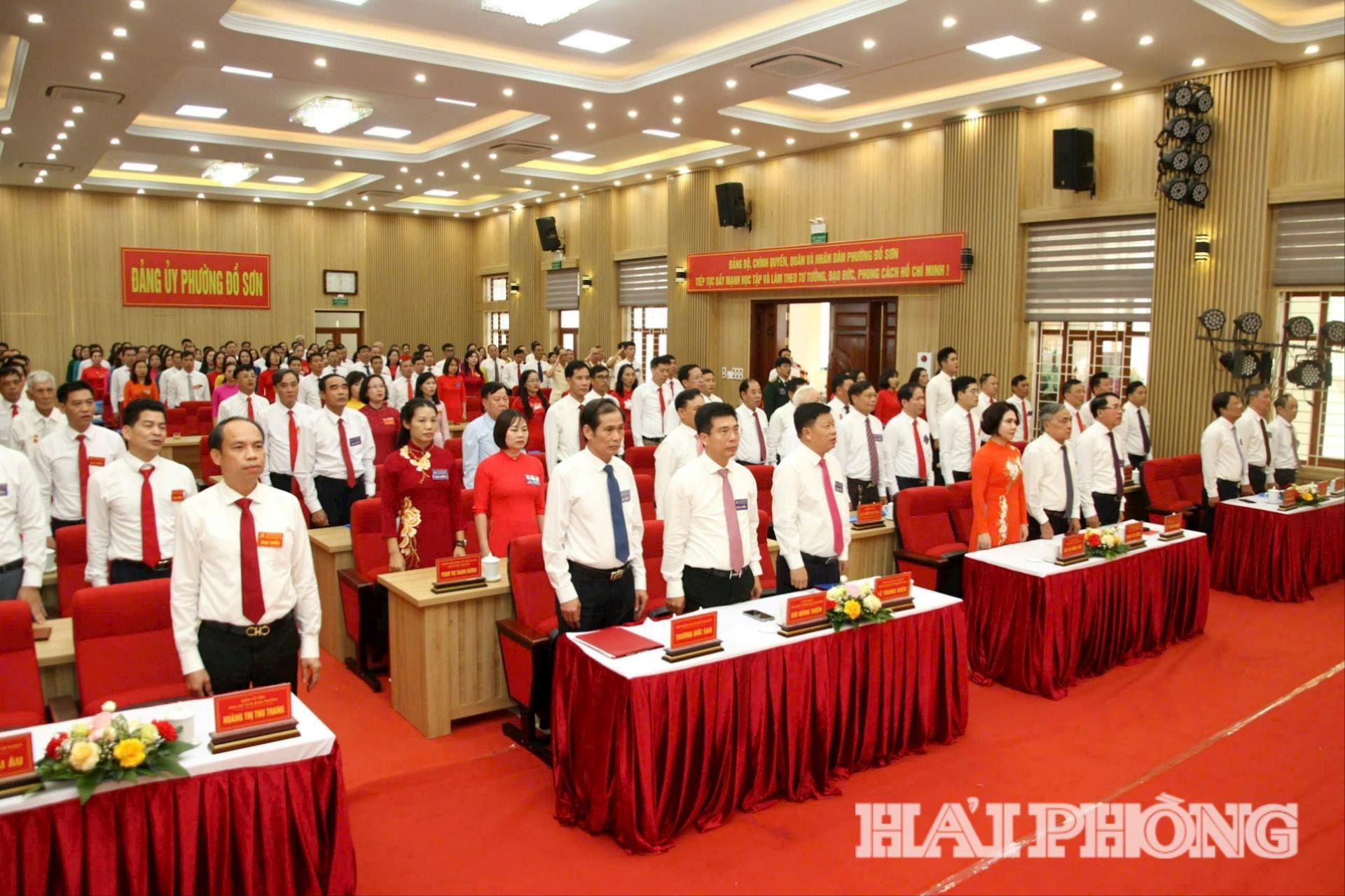 Đại biểu tham dự Đại hội thực hiện nghi lễ chào cờ