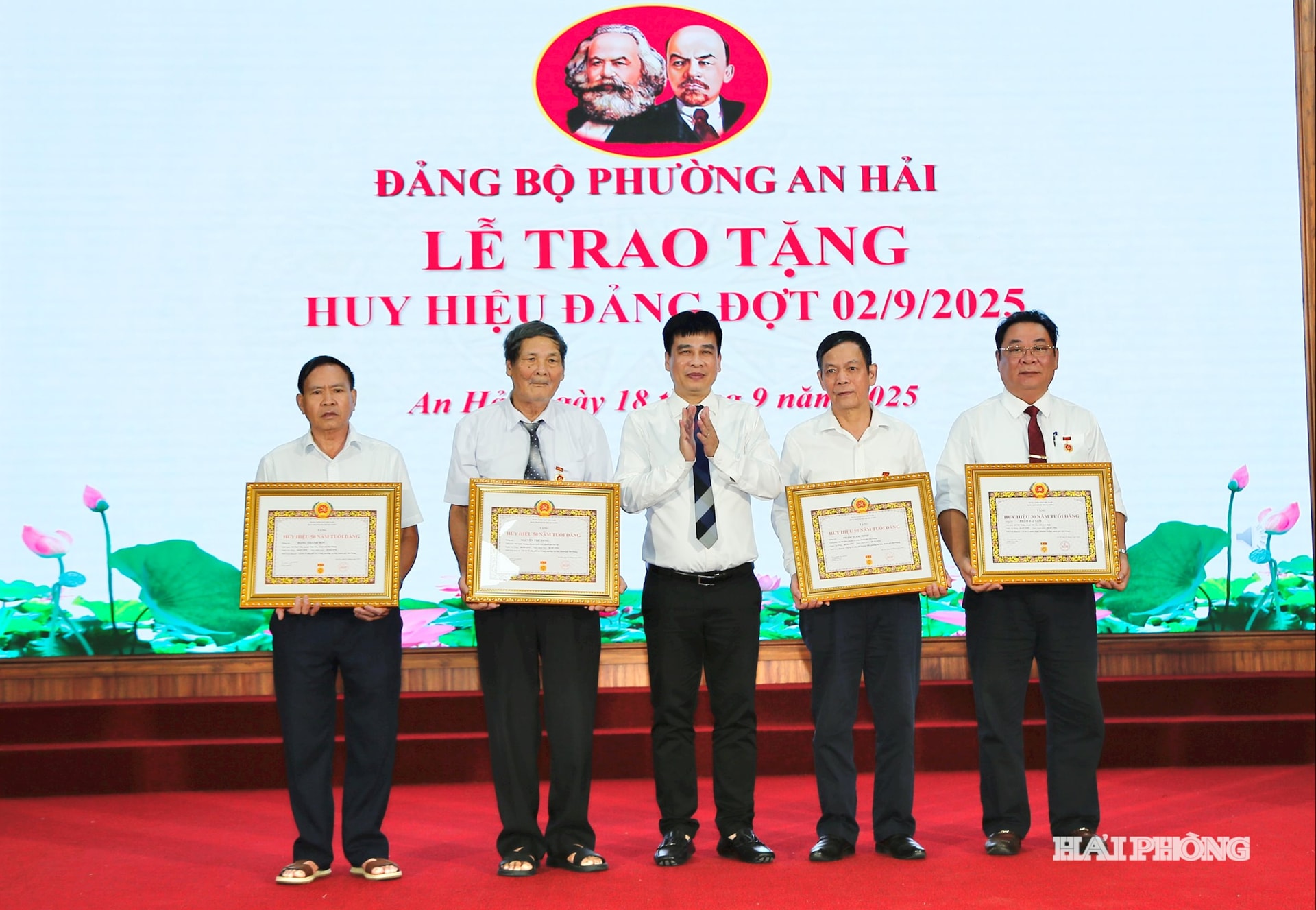 Lãnh đạo Đảng ủy phường An Hải trao