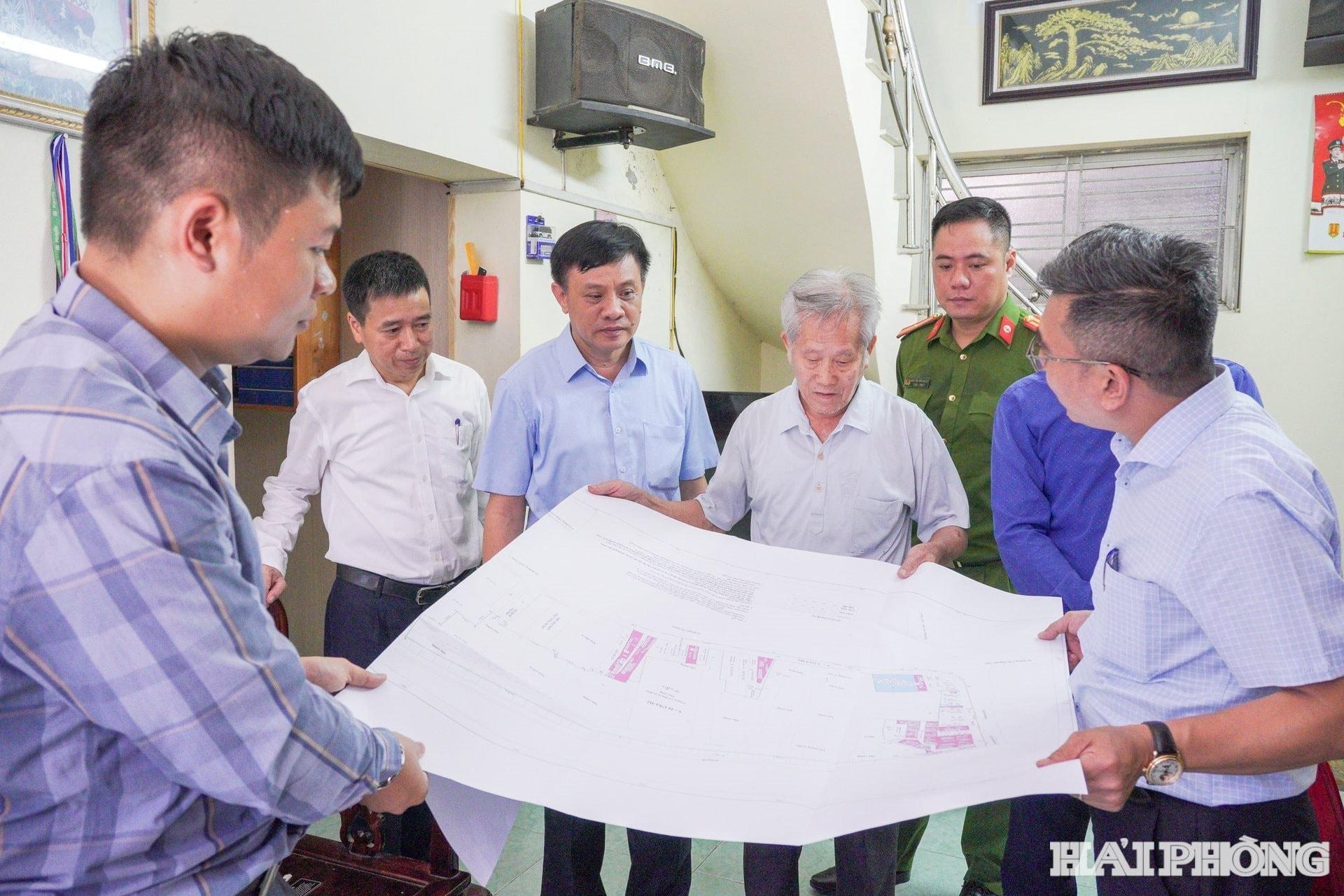 Lãnh đạo phường Lê Chân kiểm tra tiến độ thực hiện các dự án chuẩn bị triển khai trên địa bàn phường. Ảnh: TRÚC CHI