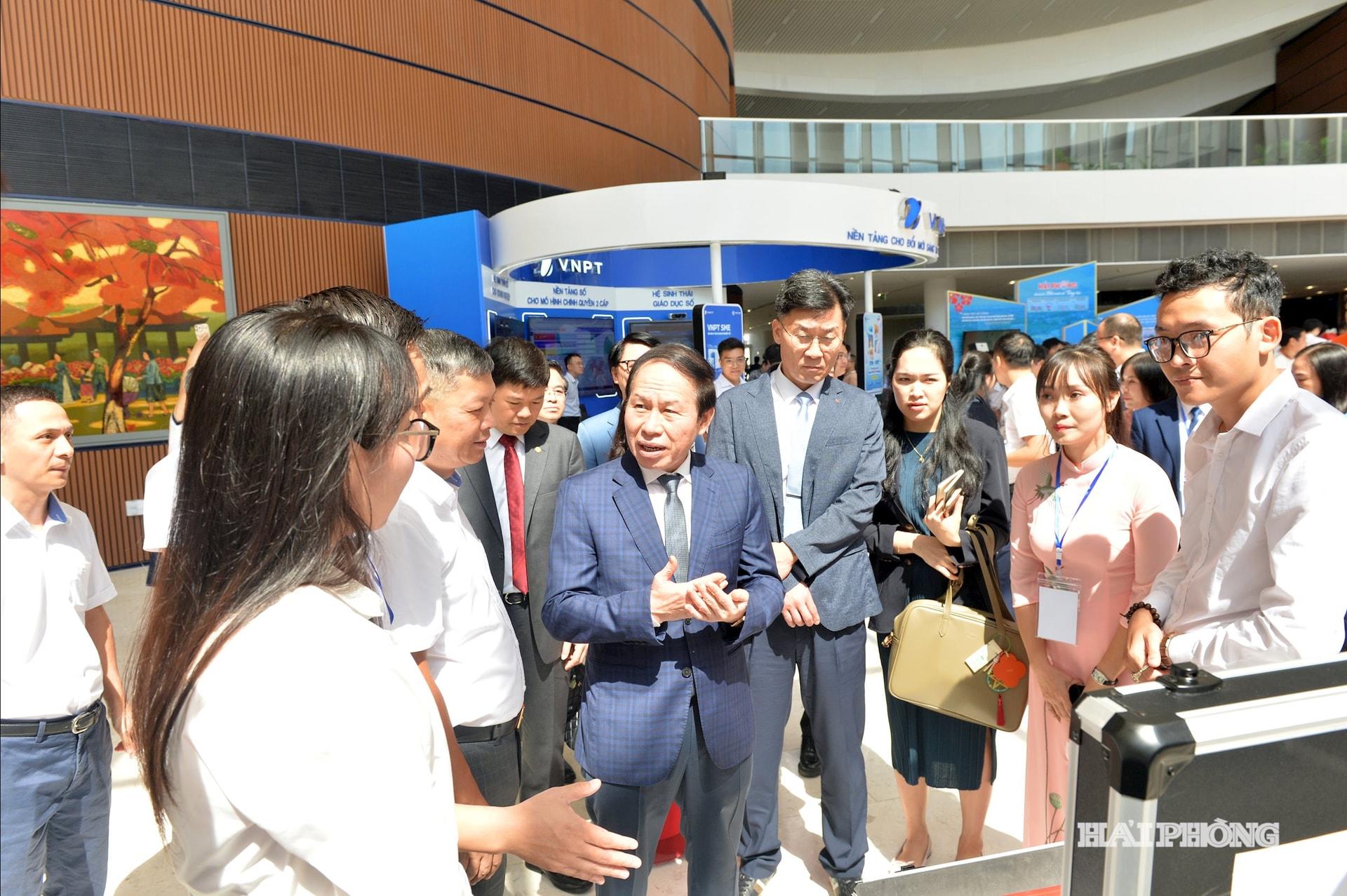 Đồng chí Lê Tiến Châu, Ủy viên Trung ương Đảng, Bí thư Thành ủy, Trưởng đoàn đại biểu Quốc hội thành phố Hải Phòng tham quan các gian trưng bày tại TECHFEST Hải Phòng năm 2025