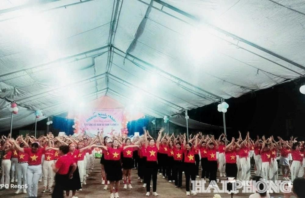 Các đội tham dự biểu diên tại đêm giao lưu Dân vũ 