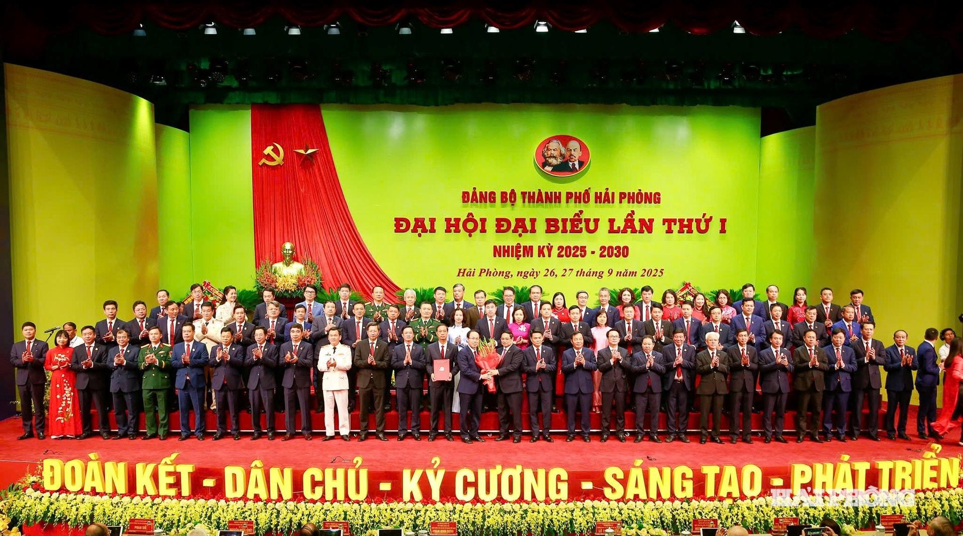 Đồng chí Phạm Minh Chính, Ủy viên Bộ Chính trị, Thủ tướng Chính phủ tặng hoa chúc mừng Ban Chấp hành Đảng bộ thành phố Hải Phòng khóa I