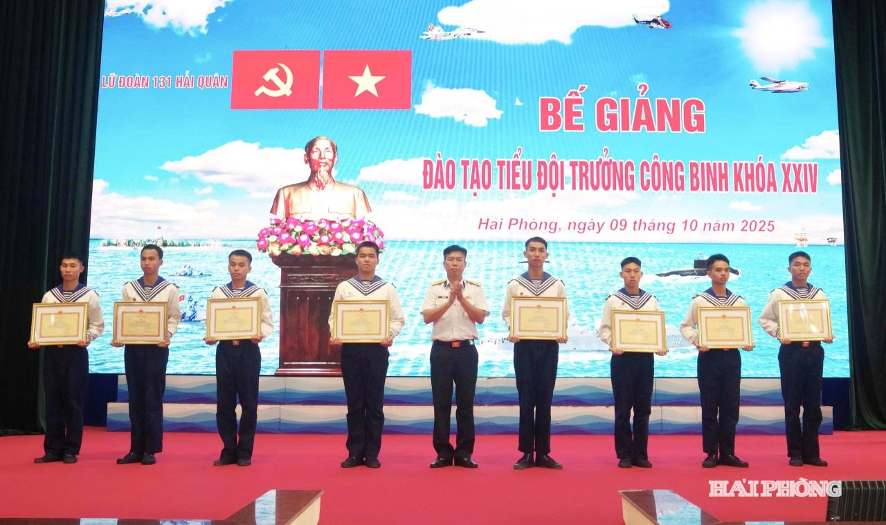 Chỉ huy Lữ đoàn trao giấy khen tặng học viên có thành tích tốt trong khóa huấn luyện