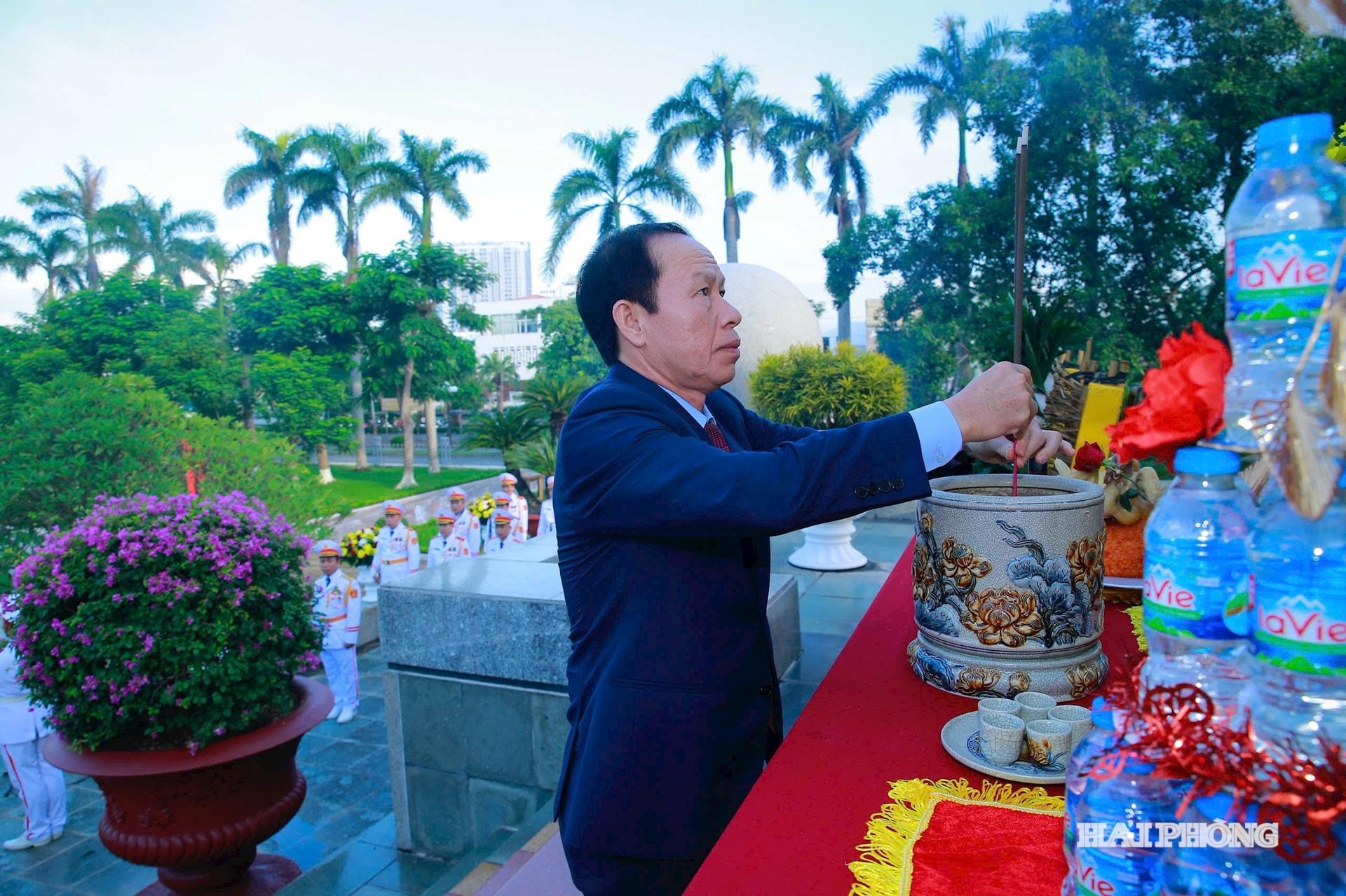 Đồng chí Lê Tiến Châu, Ủy viên Trung ương Đảng, Bí thư Thành ủy, Trưởng đoàn Đại biểu Quốc hội Hải Phòng cùng các đồng chí lãnh đạo thành phố dâng hương tưởng niệm các Anh hùng liệt sĩ tại Đài tưởng niệm các Anh hùng liệt sĩ thành phố