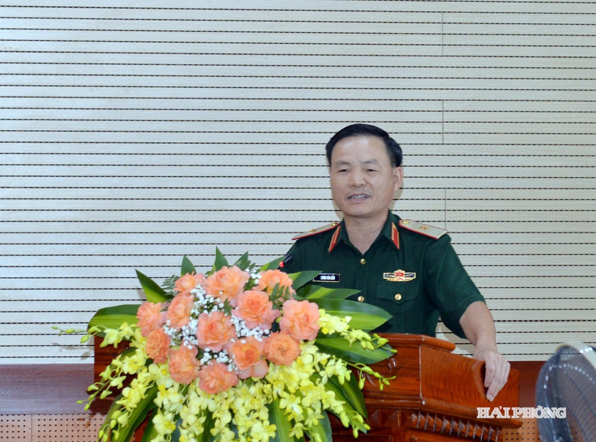 Thiếu tướng Lương Văn Kiểm, Tư lệnh Quân khu 3 thông tin kết quả nổi bật trong thực hiện nhiệm vụ quân sự, quốc phòng, xây dựng lục lượng vũ trang Quân khu trong những năm qua tới các đại biểu