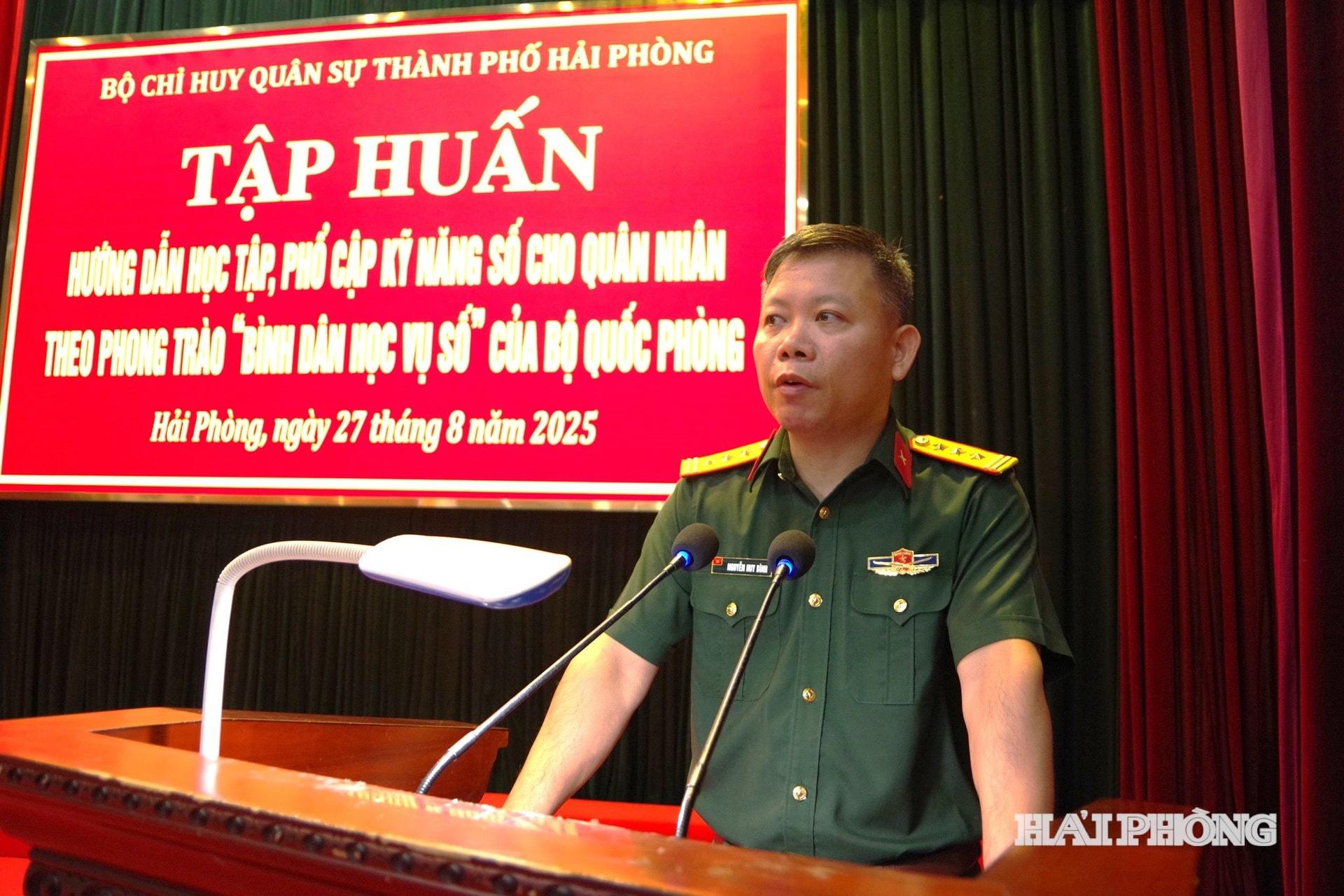 Thượng tá Nguyễn Huy Bình, Phó Chỉ huy trưởng Bộ CHQS thành phố quán triệt mục đích, yêu cầu chuyển đổi số trong LLVT thành phố